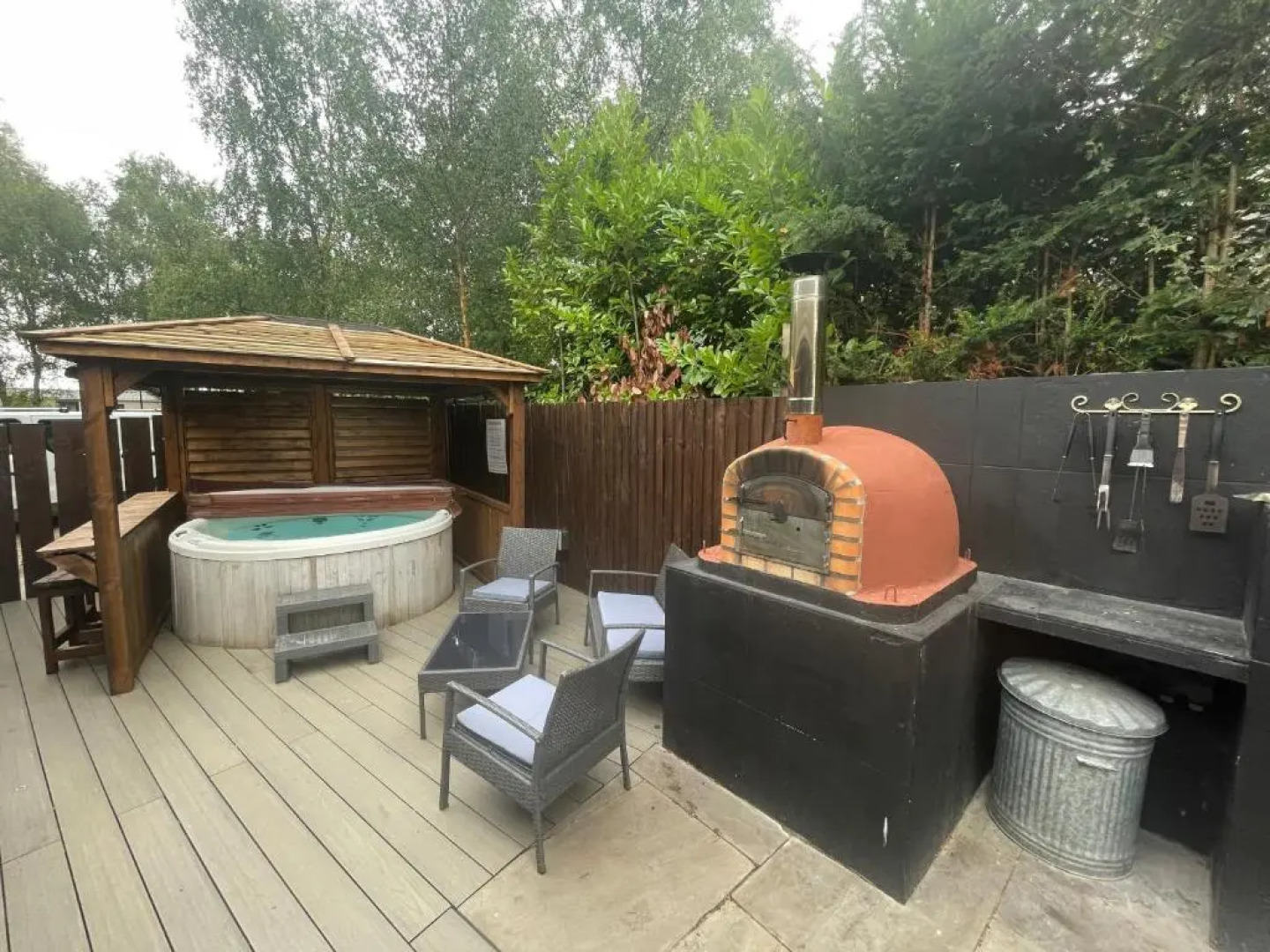 Woodpecker Log Cabin with hot tub, pizza oven bbq entertainment area, lakeside with private fishing peg situated at Tattershall Lakes
