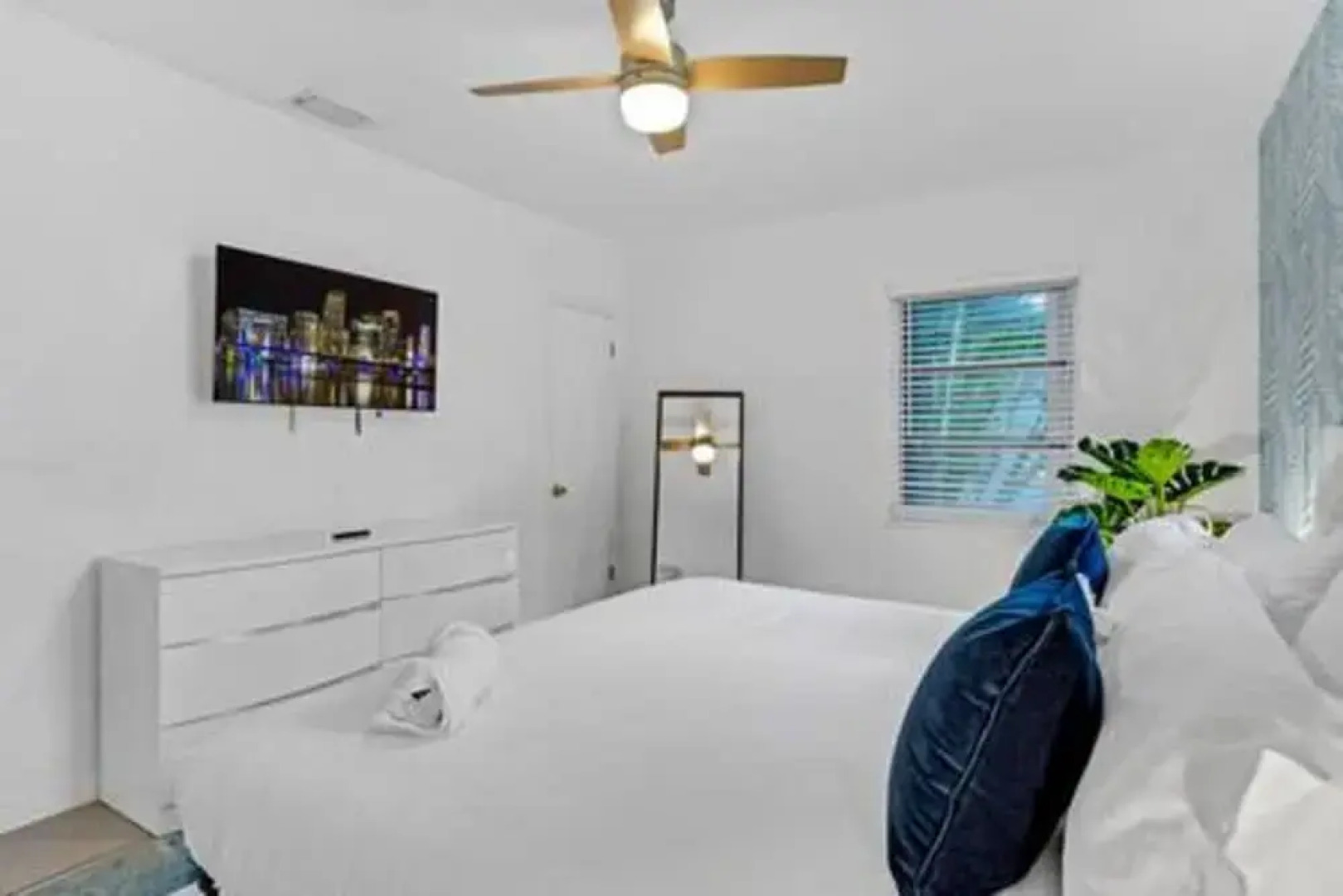 437 NE 107th Pool Hot Tub Patio 5 Bedrooms 3 Baths Parking