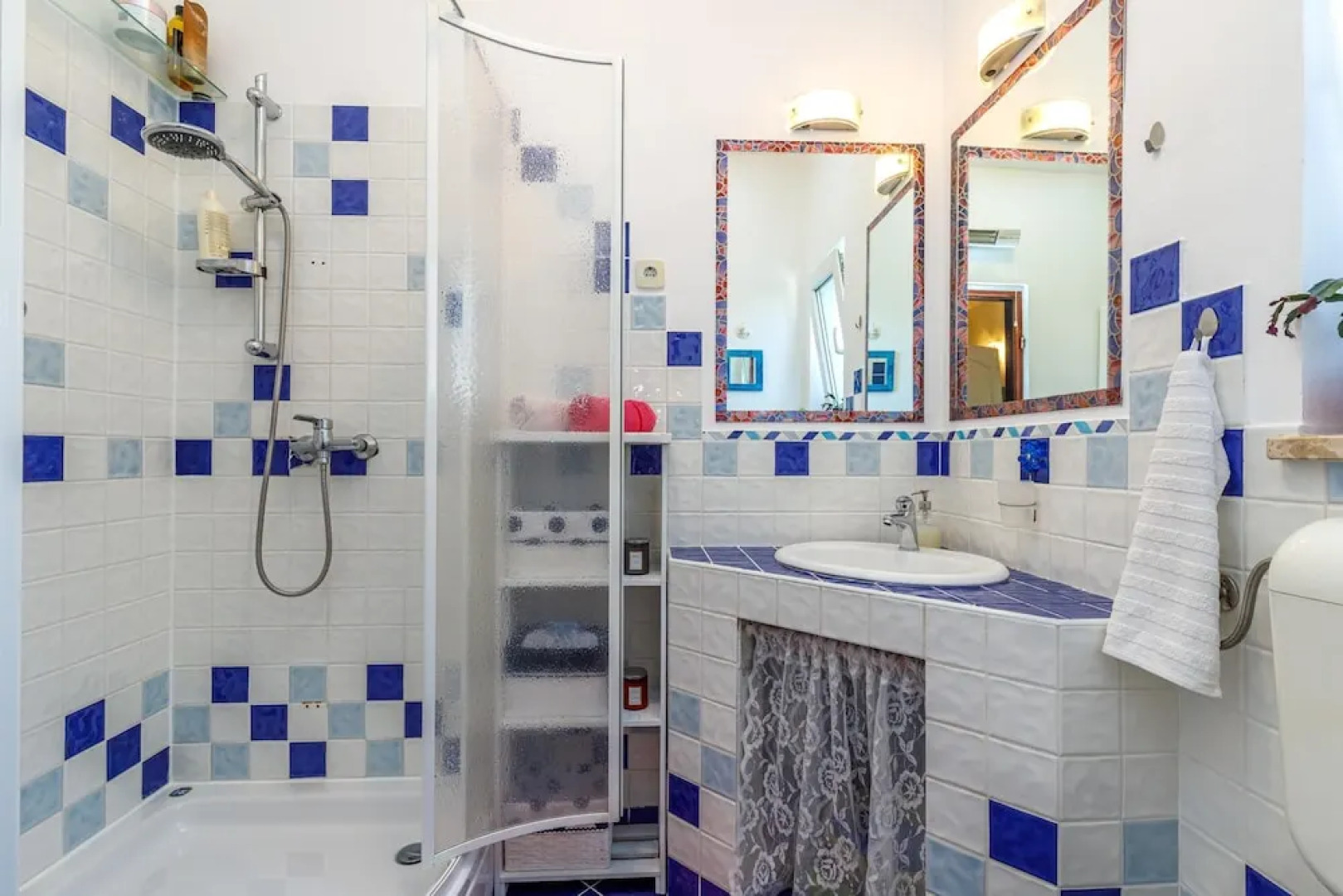 Cozy Home With Private Garden