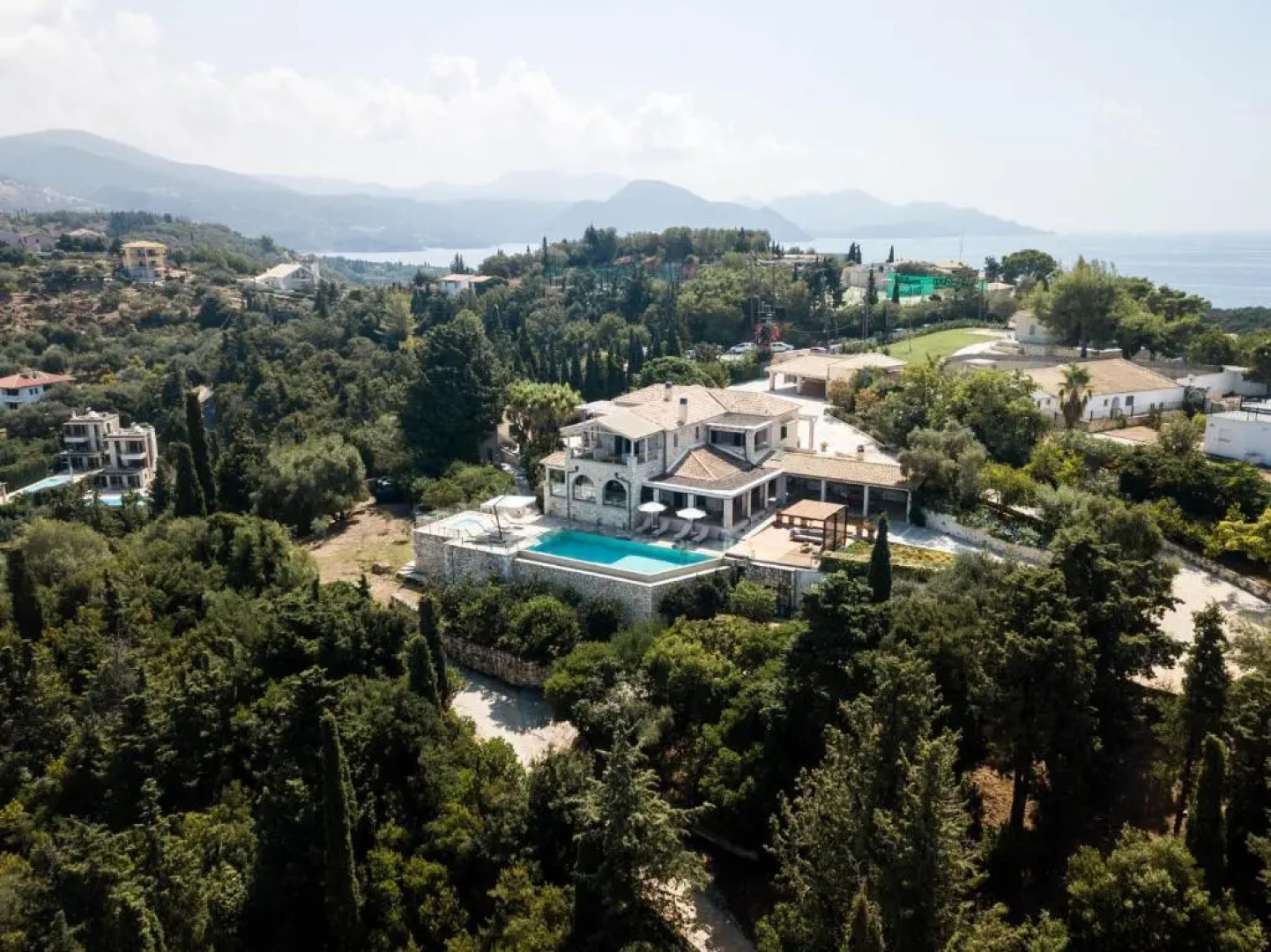 Luxurious 4 bedroom villa Xris with infinity pool and beach access