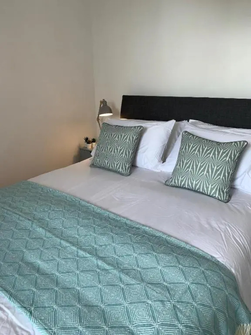 Chertsey - Beautiful 2 Bedroom Penthouse