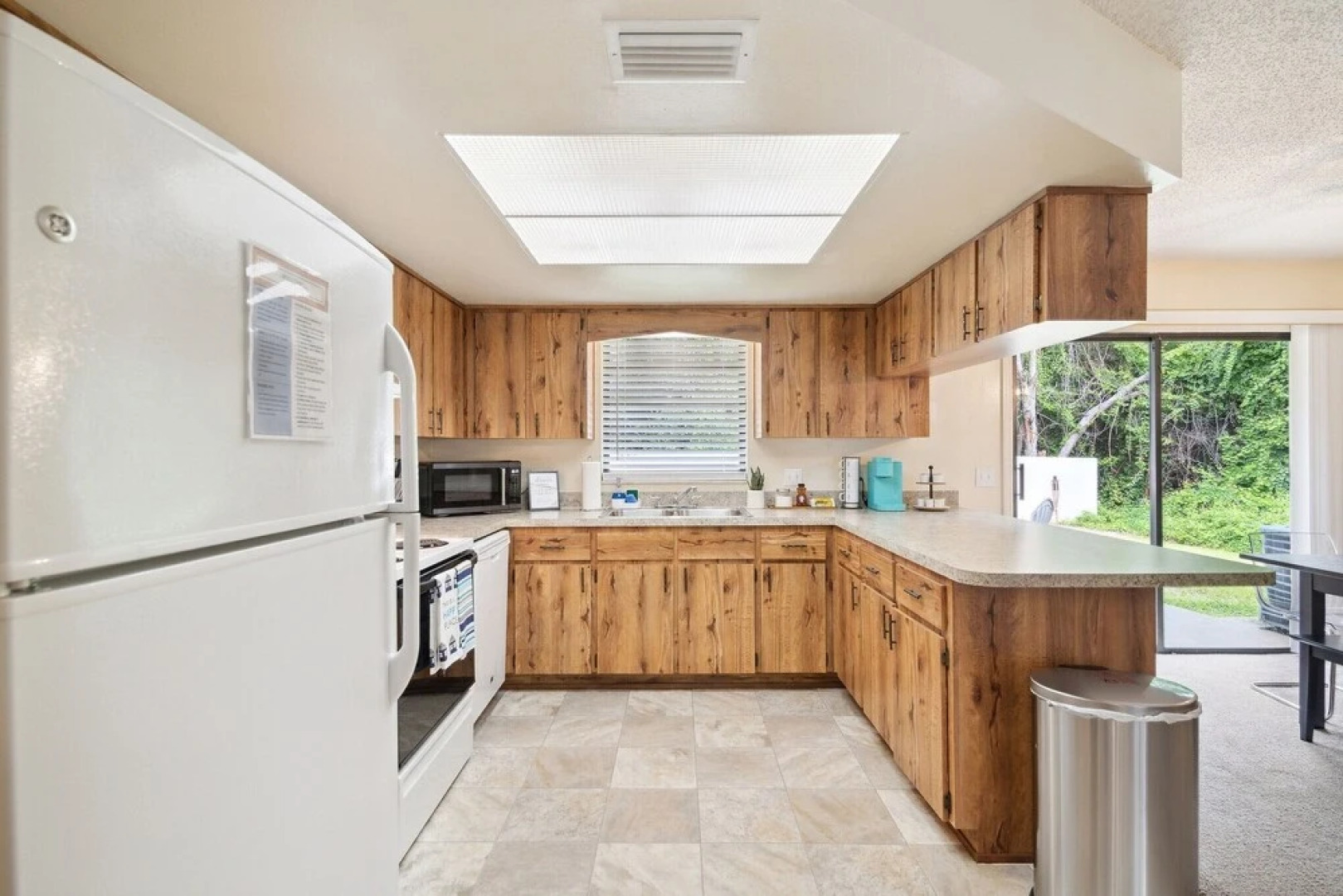 Sunny Retreat - Spacious Yard, Firepit, & Grill 3 Bedroom Home by Redawning