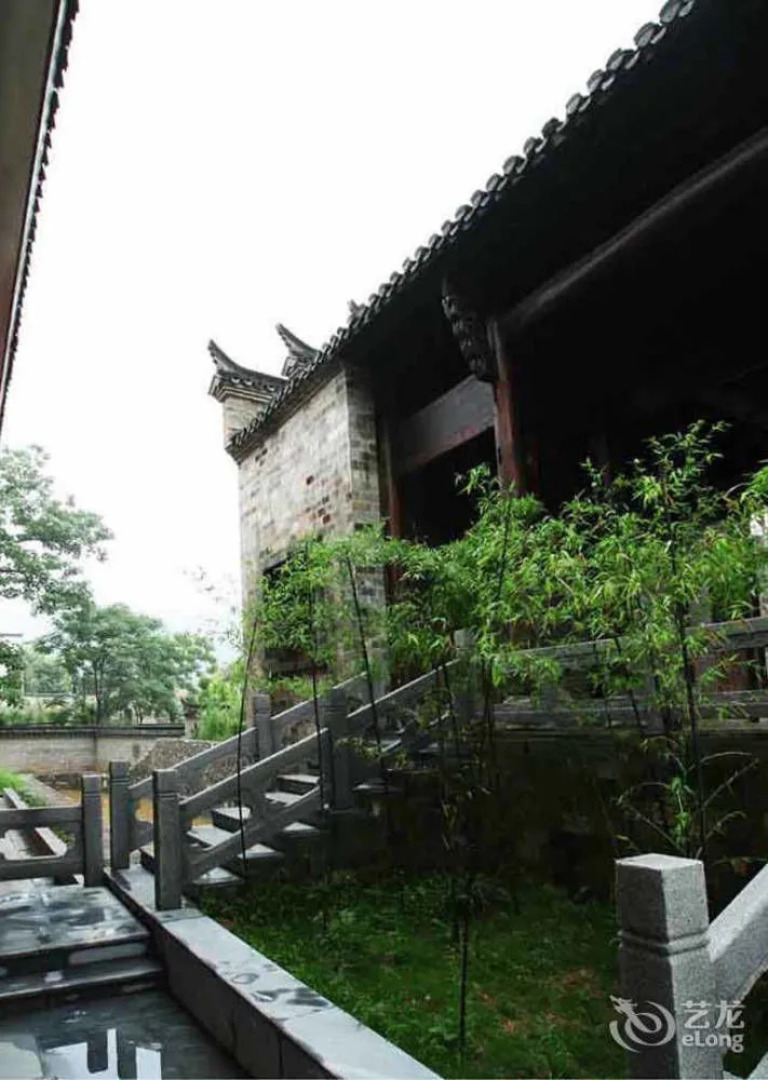 By The Peach Blossom Pool Holiday Hotel