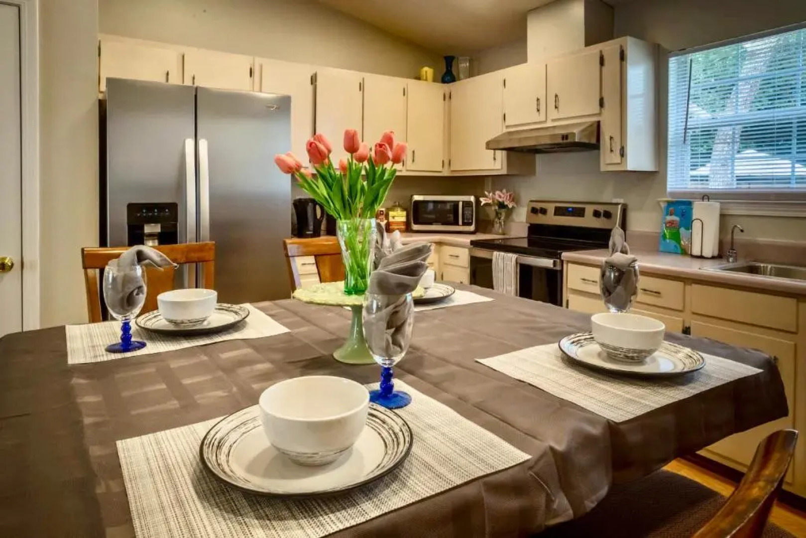 Life's a Breeze! Updated 3B Home 10 min to Beach!