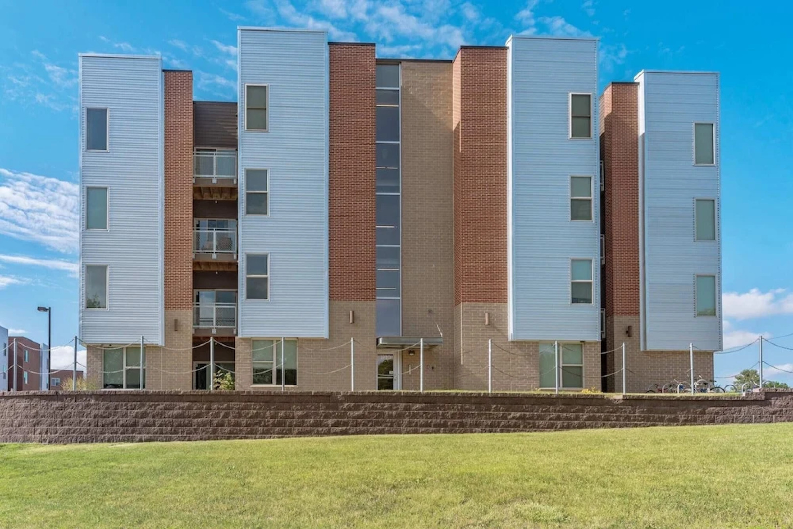 Spacious 2BR Suite W/patio Near Iowa State