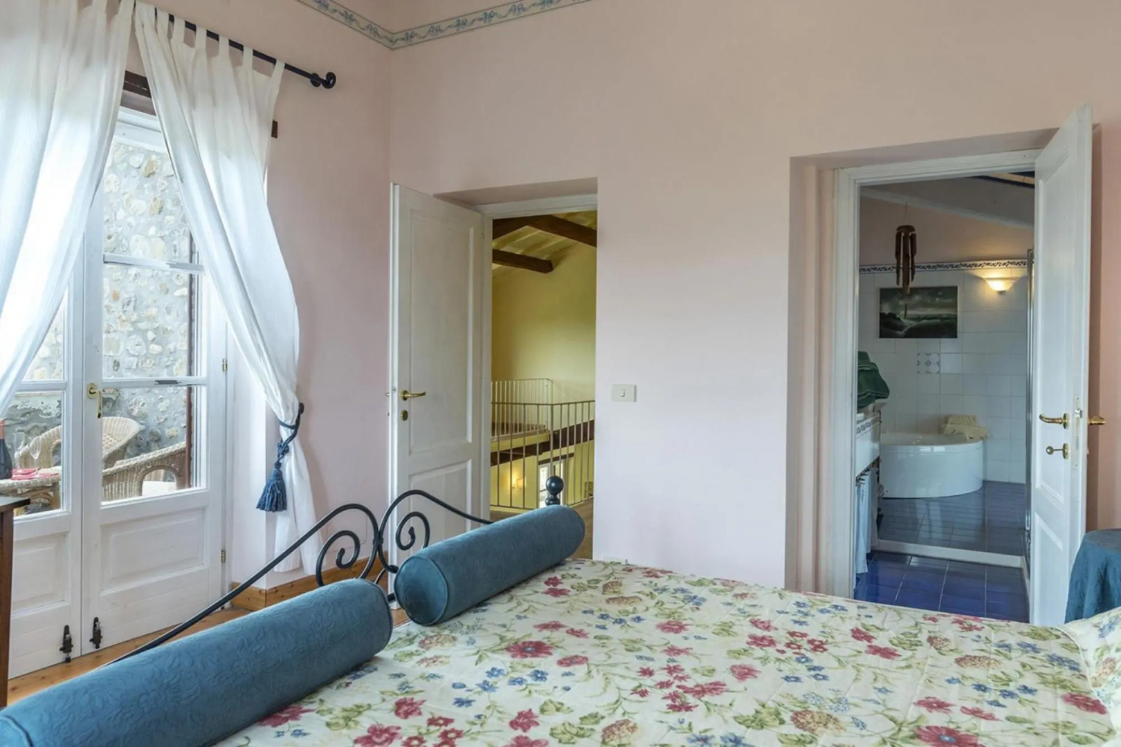 Podere Sassolegno is a uniquely charming house where you can happily spend time relaxing in the gard-Podere Sassolegno