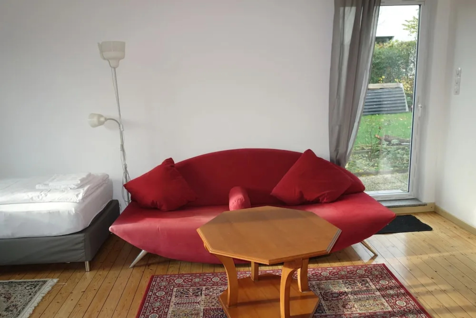 Tolstov-Hotels Large 3 Room Apartment with Garden