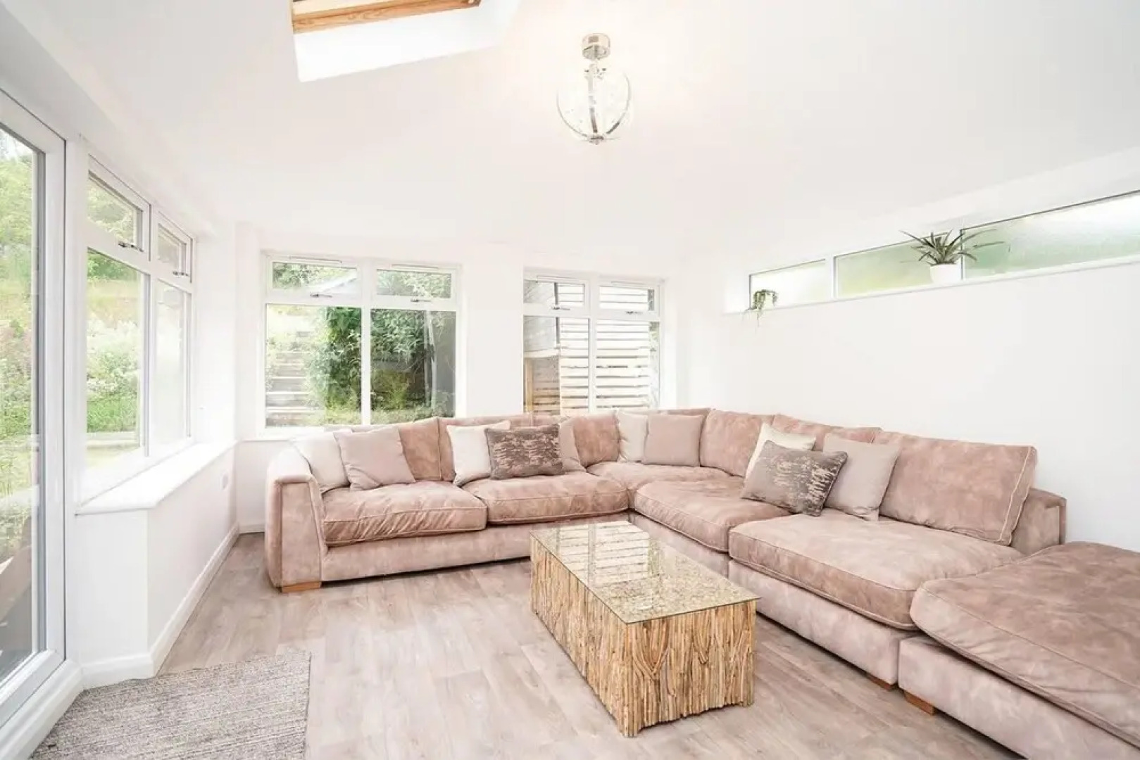 House With Hottub, Sauna & Pool Table