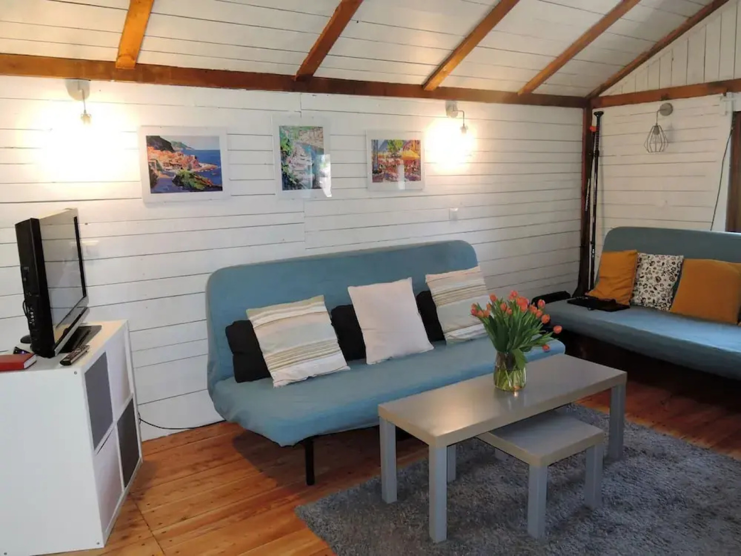 Cottage Overlooking the Lake, Insko