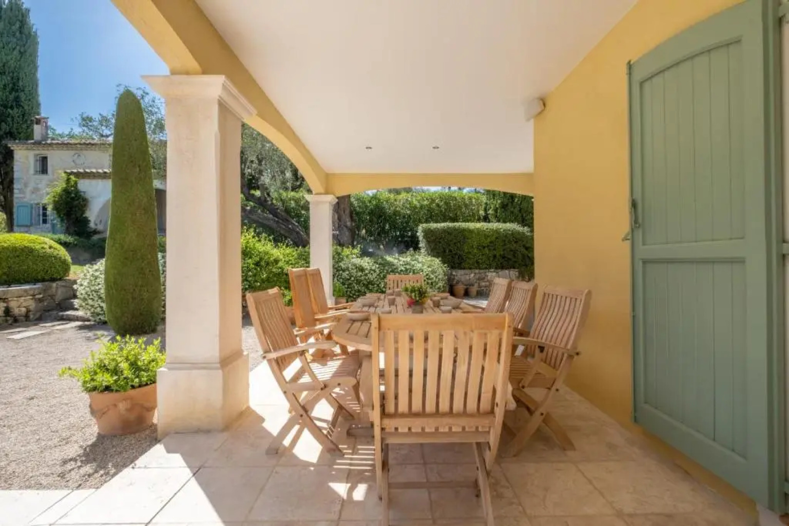 SERRENDY BIJOU de 280m2 au calme absolu avec piscine à débordement