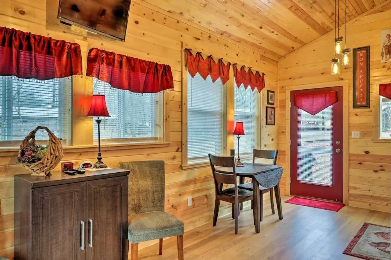 Cozy Heber Springs Cabin w/ Deck & Dock!