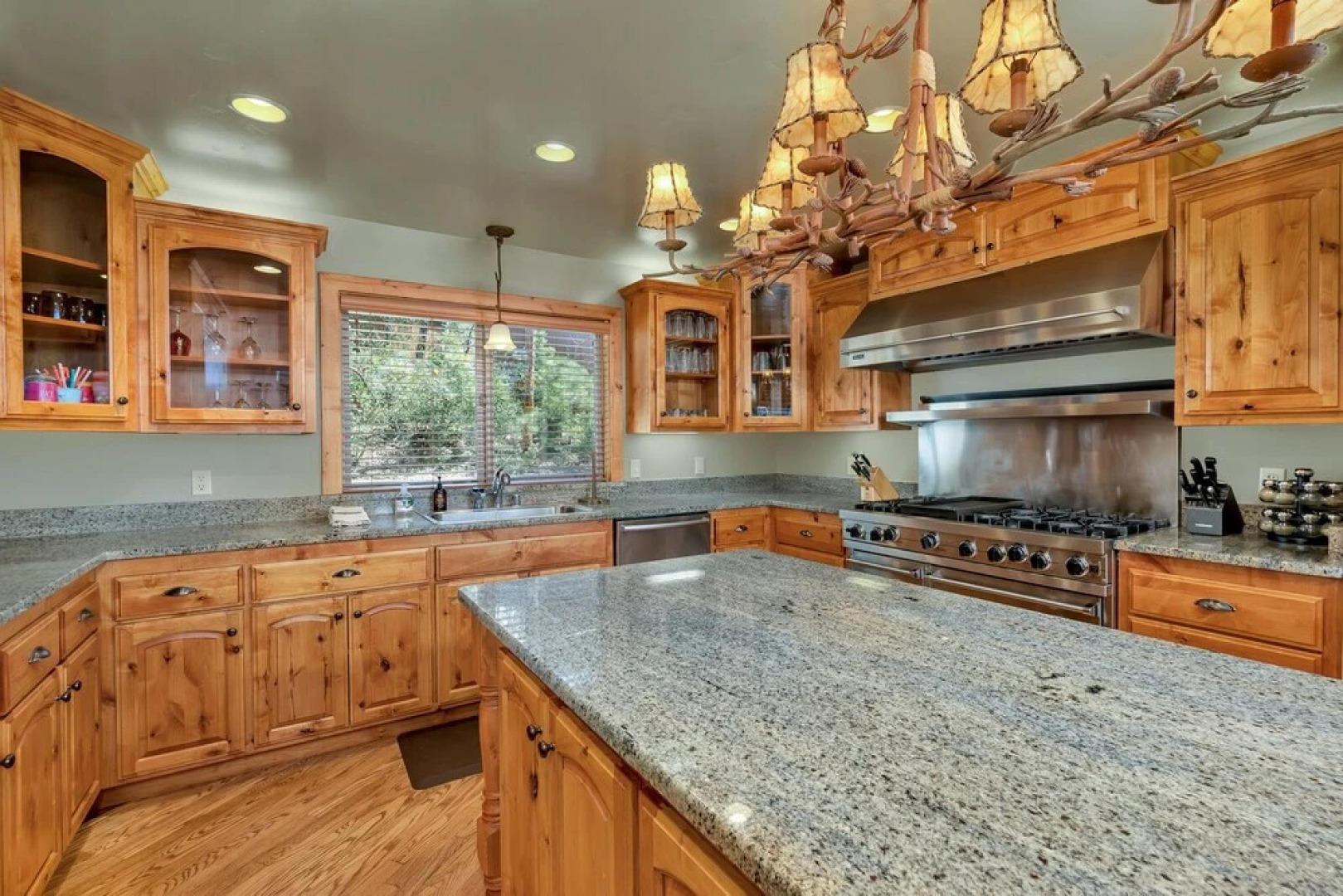 Bass Lake Beauty! 4 BDR Sleeps 16, Lakefront Views