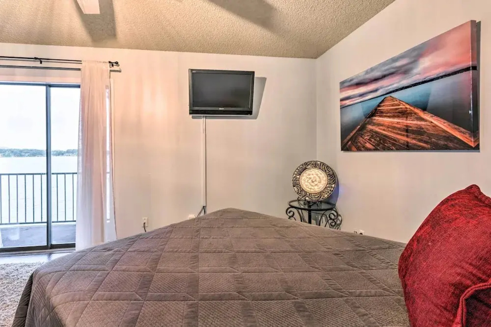 Sunset-view Resort Condo on Lake Hamilton!