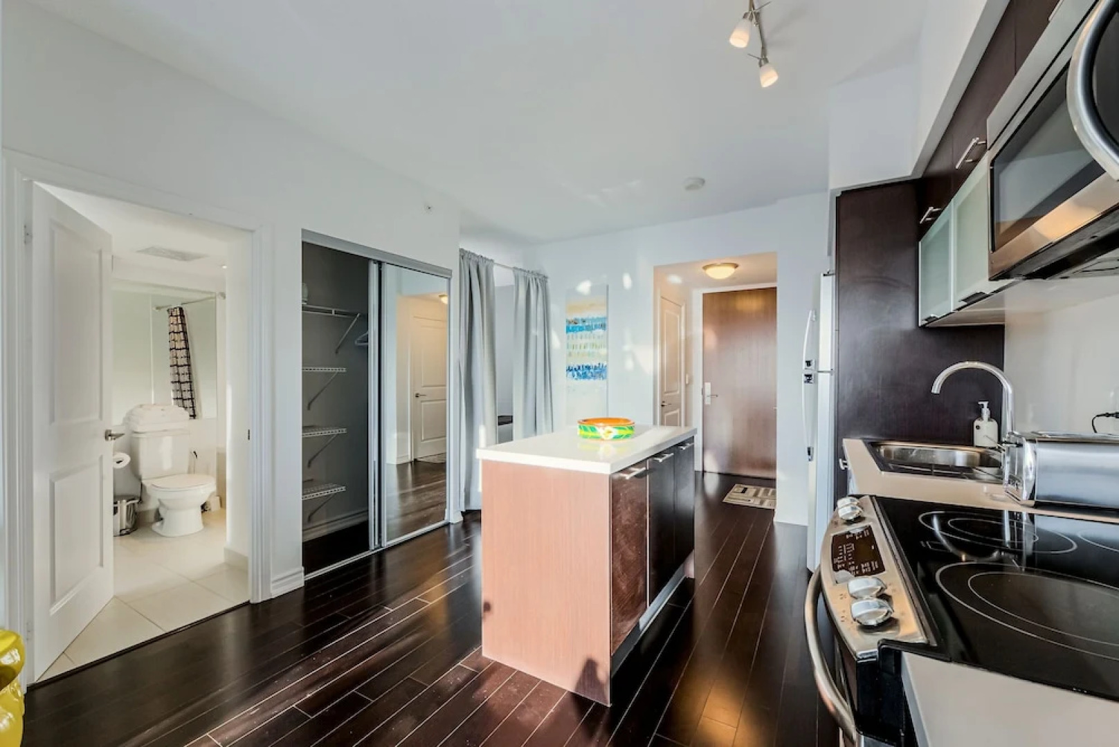 Atlas Suites - Bay & College