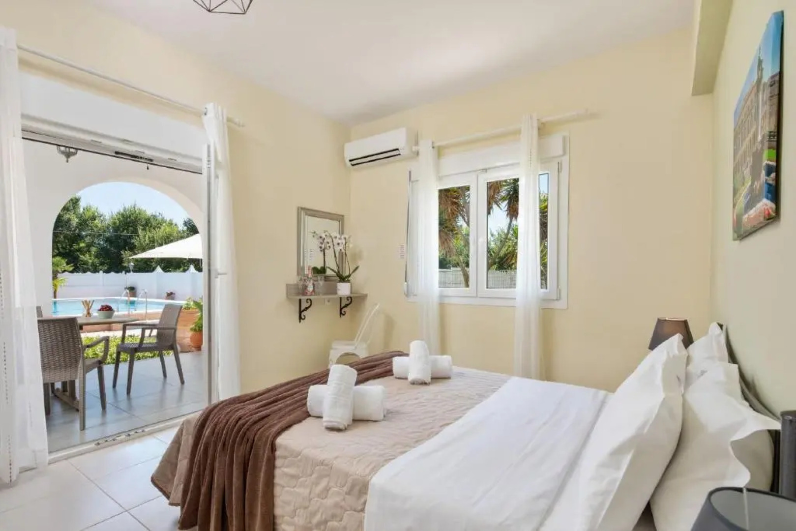 Villa Paradiso: Near beach, superb pool and garden