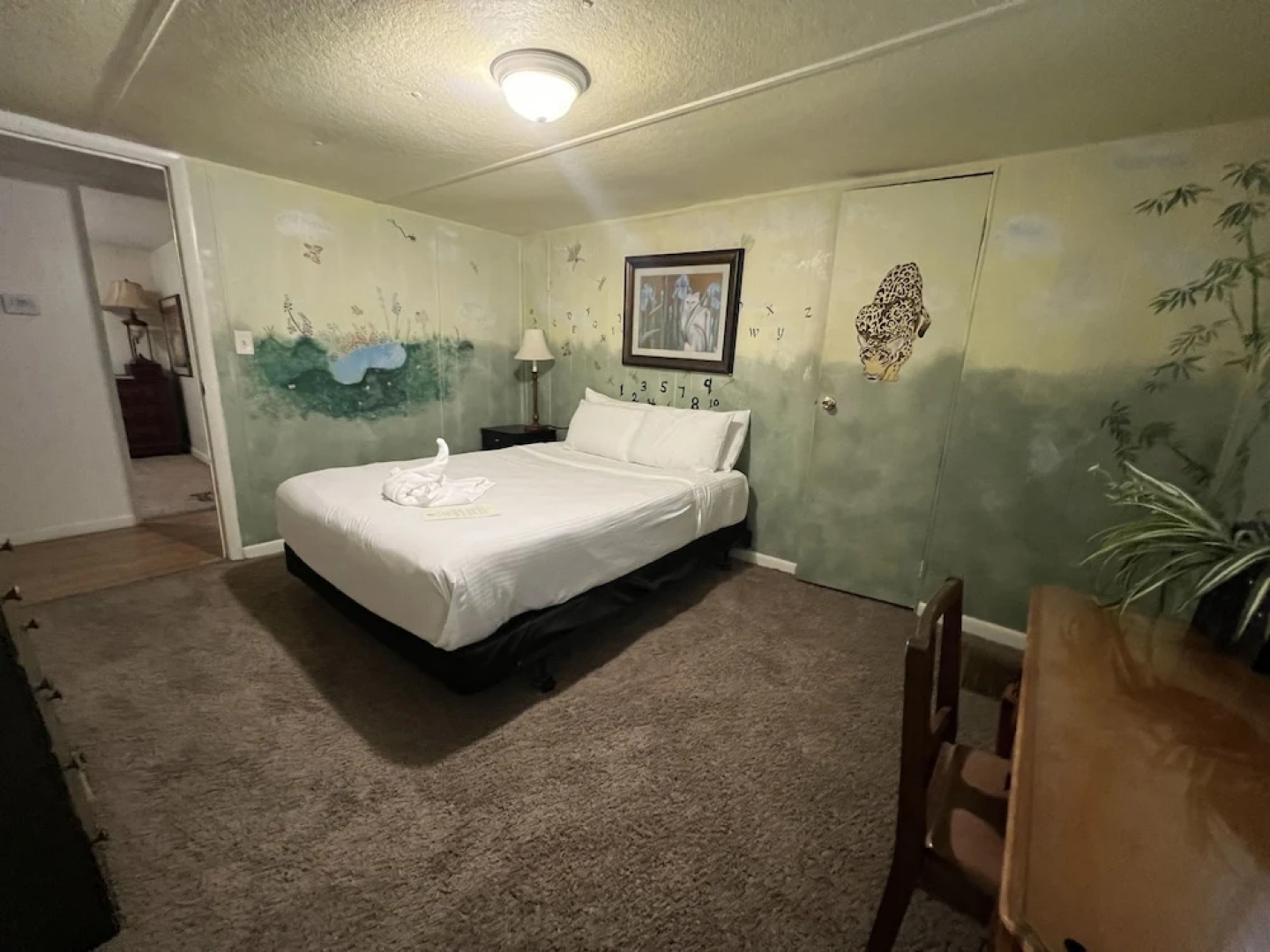Lake side three bedroom, two bath house on Lake Ouachita with private hot tub. by RedAwning