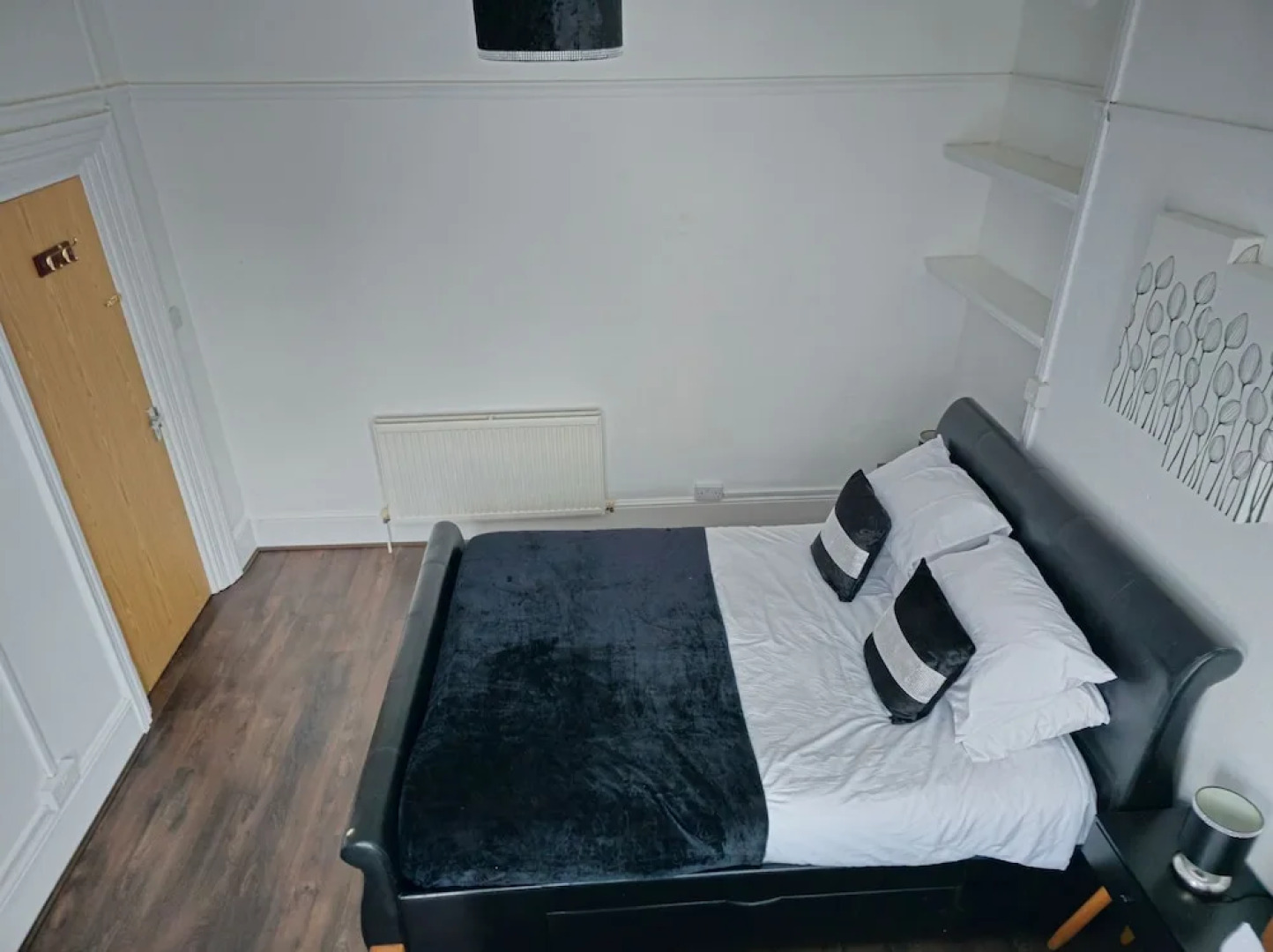 PRIVATE ROOMs In TOWN CENTRE FREE PARKING WIFI AND PATIO WITH AA STAY LTD