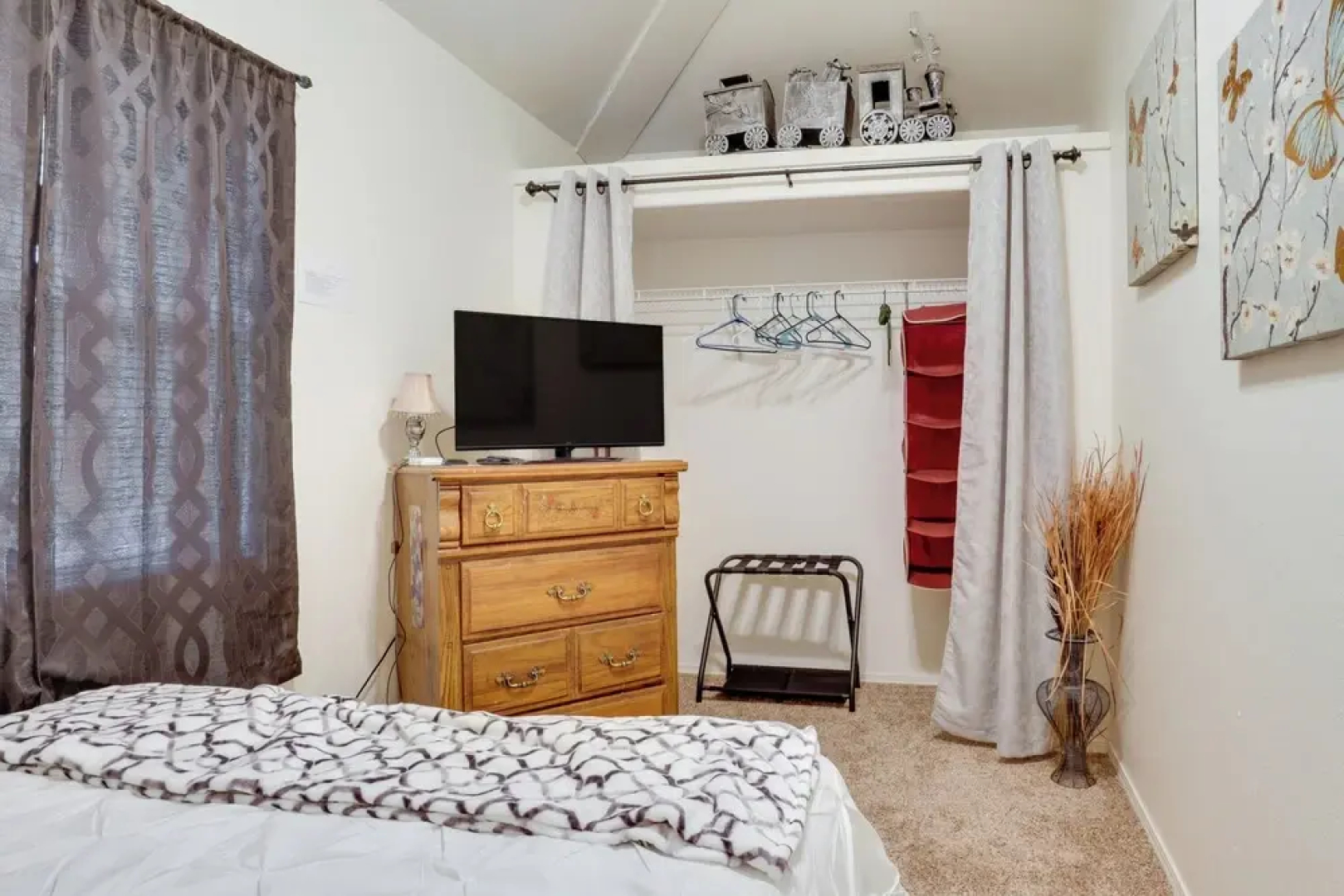 Salem Getaway w/ Hot Tub Near Parks & Boating!