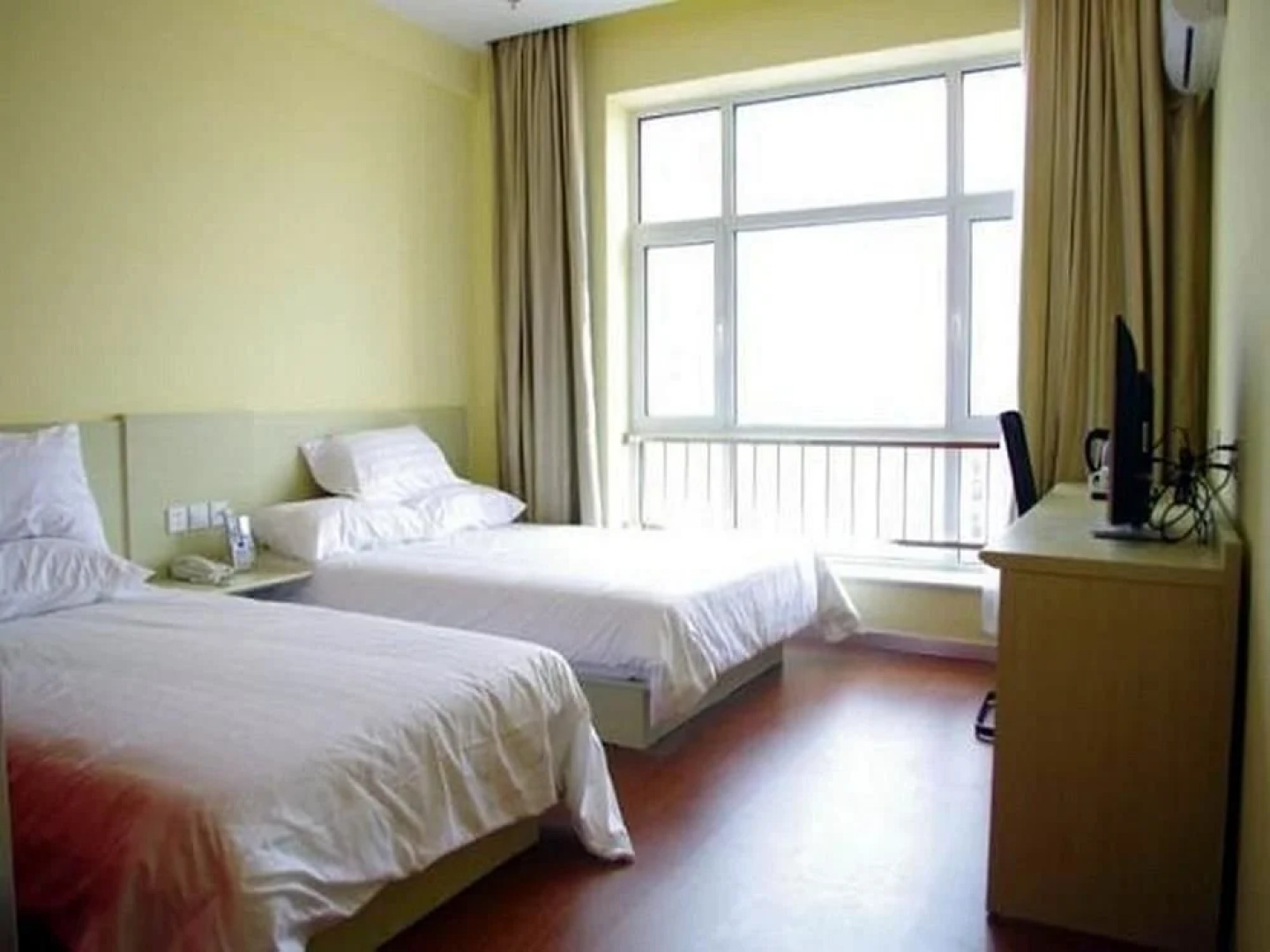 Hanting Express Chengde Railway Station