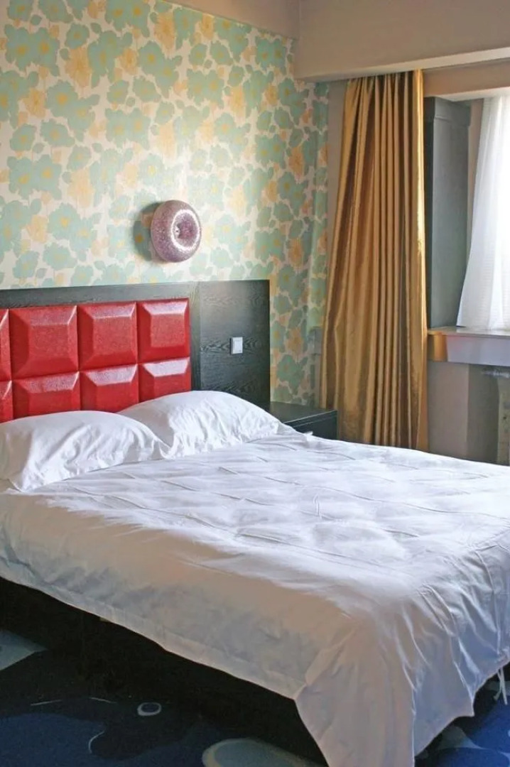 Jiutian Fashion Hotel (Zhengzhou Dashi Bridge)