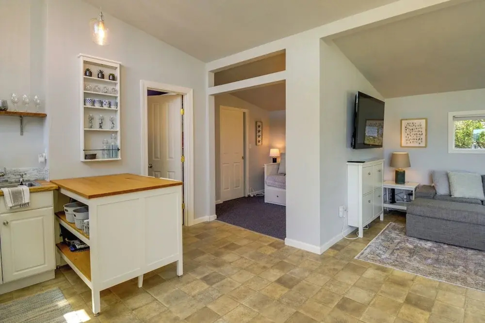 Waterfront Hood Canal Cottage: Steps to the Beach!