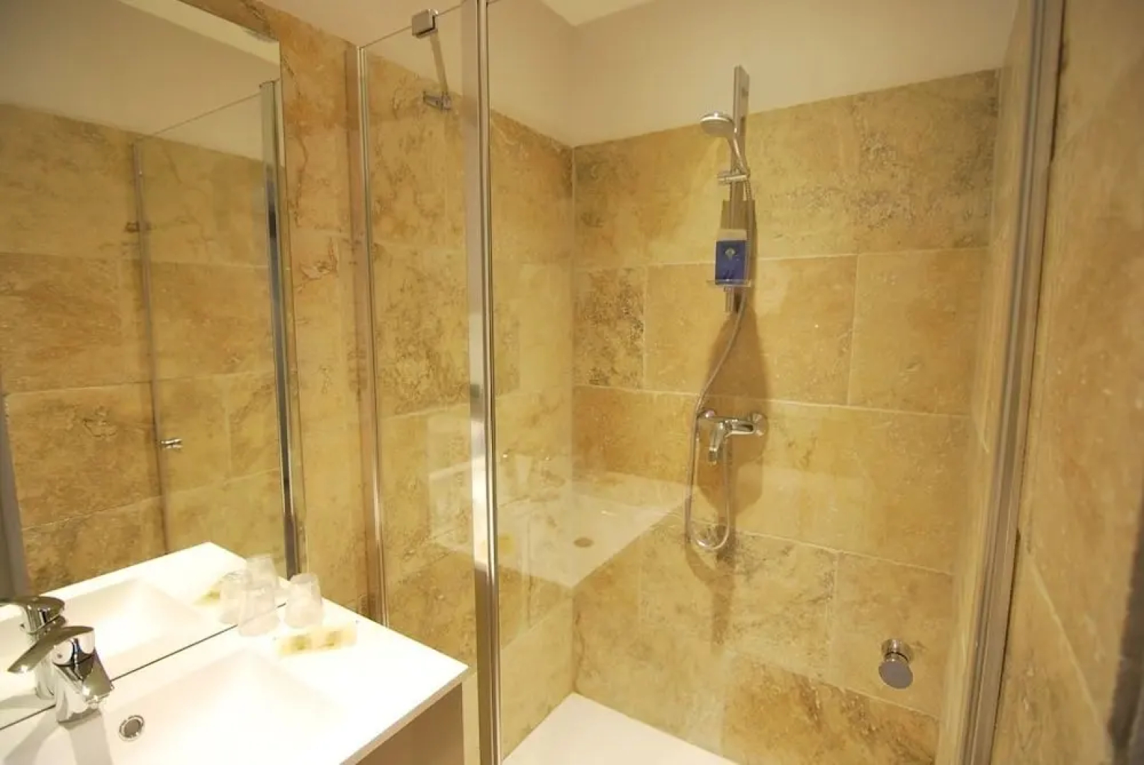 Appartements Pied à Terre, haut standing avec cuisine équipée et terrasse / Groupe HRM