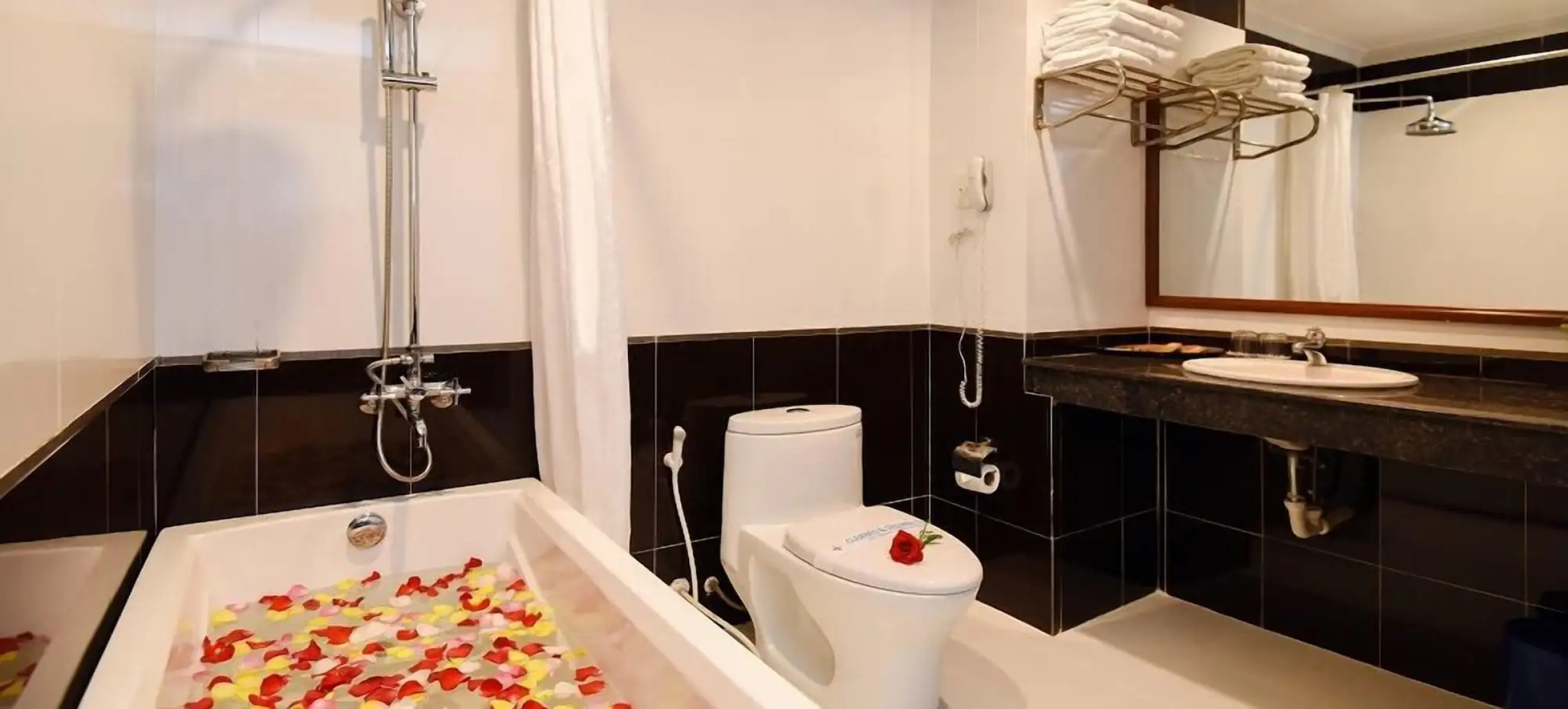 Van Phat Riverside Hotel