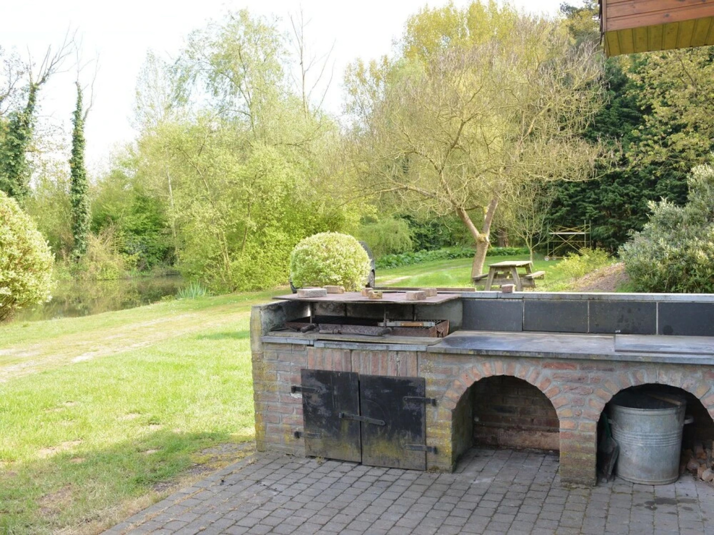Quaint Chalet in Hannut with a Pond
