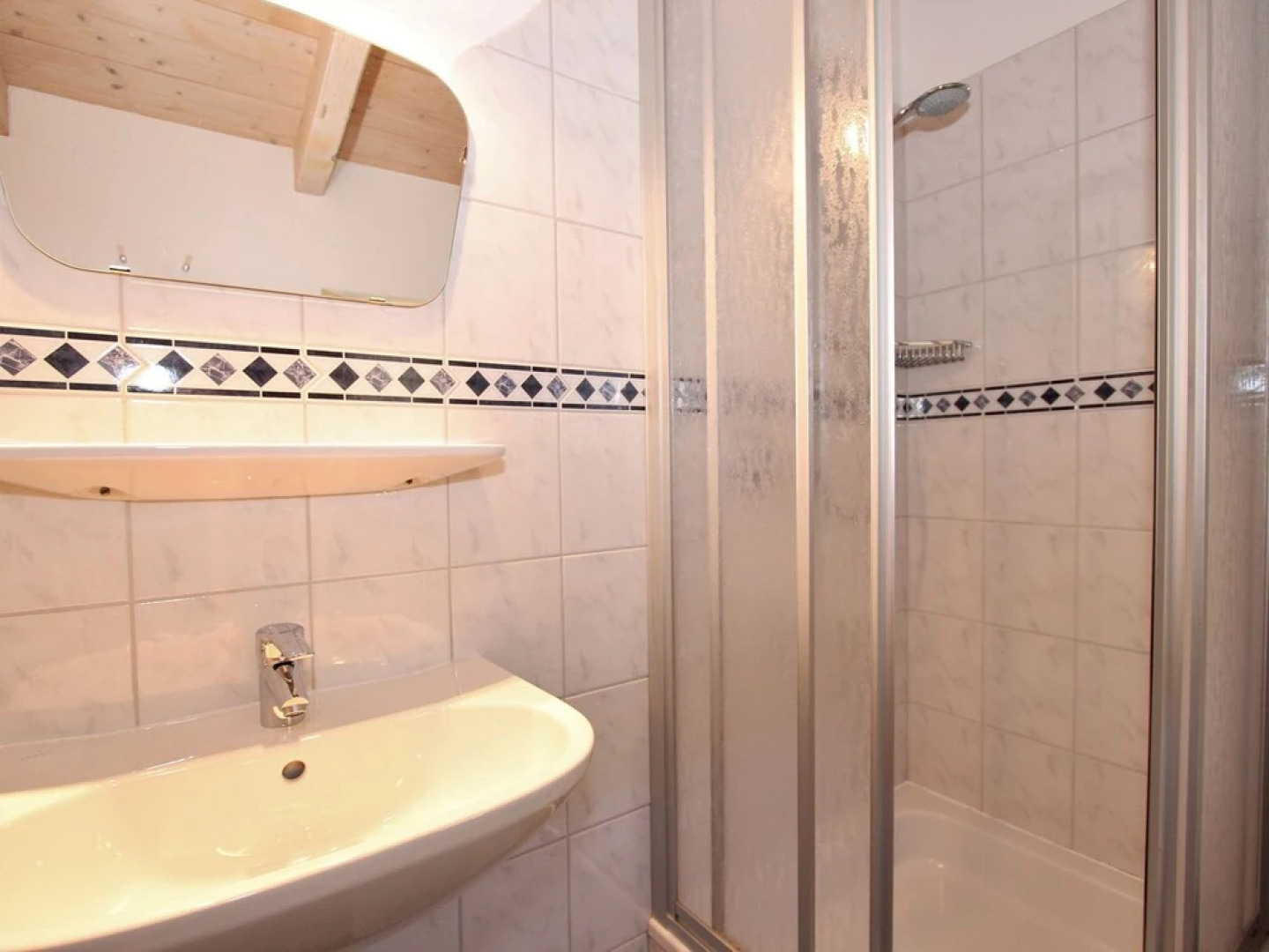 Spacious Apartment in Neukirchen am Großvenediger With Pool