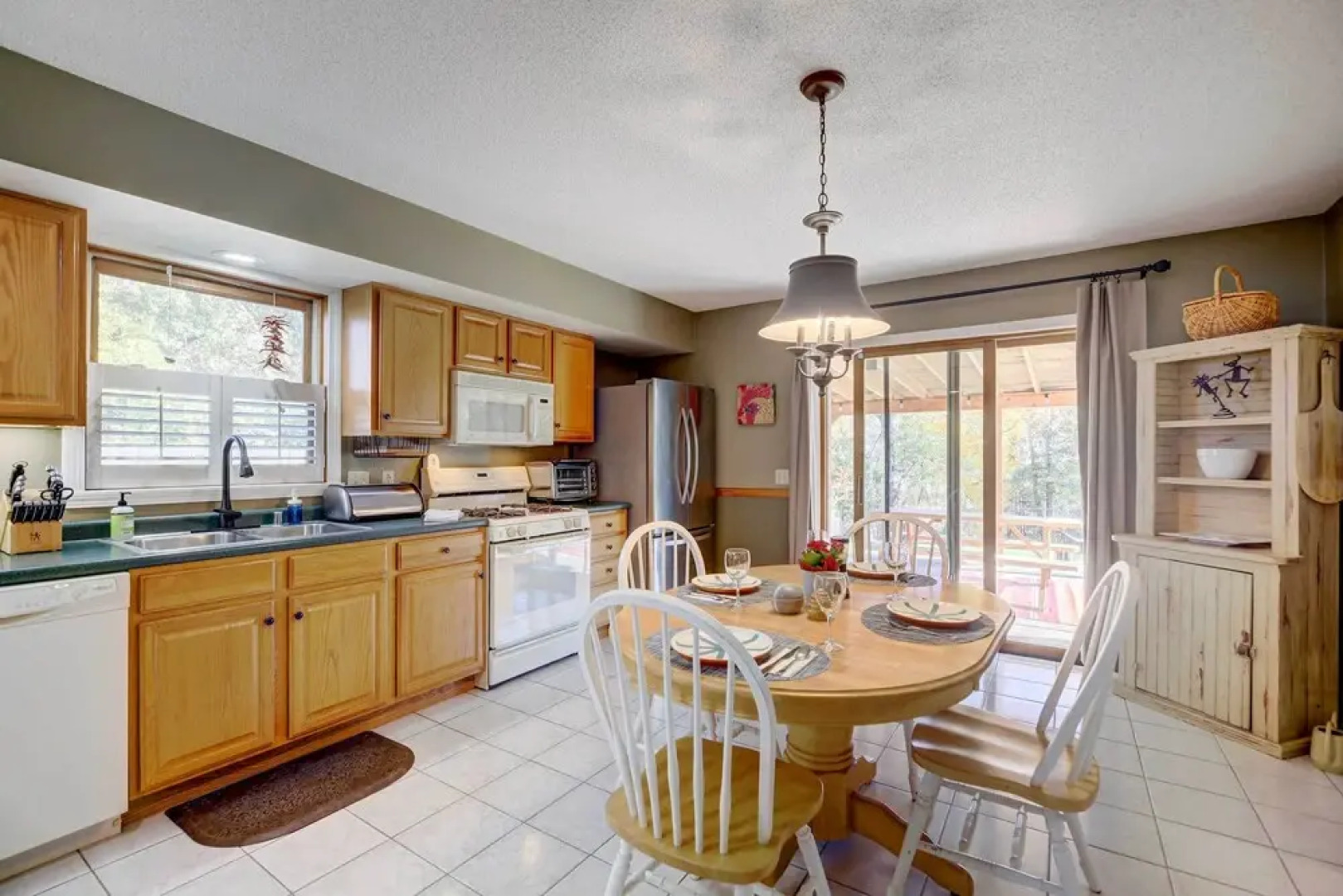 'house of Art' Group Escape By Parks & Lake!