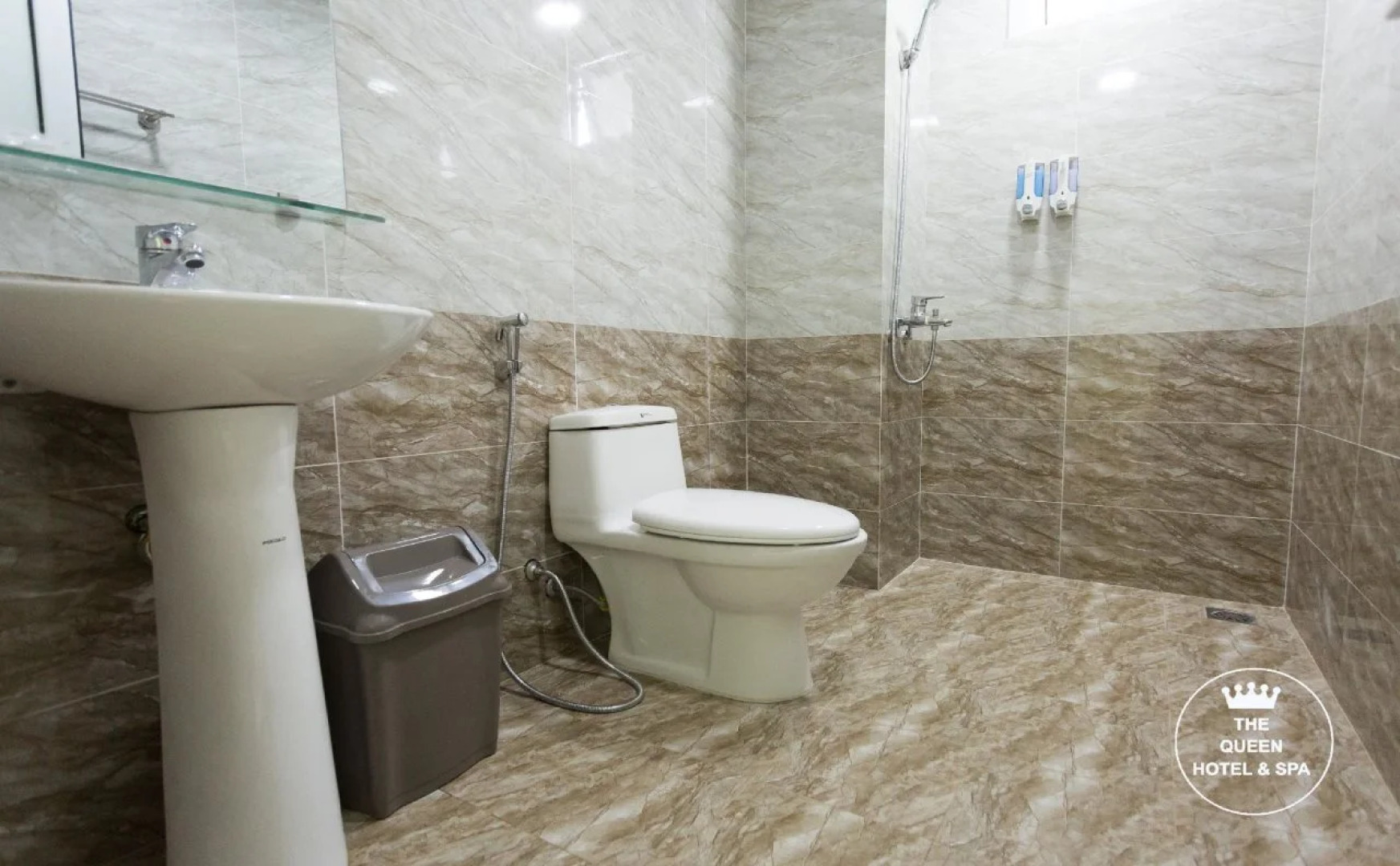 The Queen Hotel & Spa 2