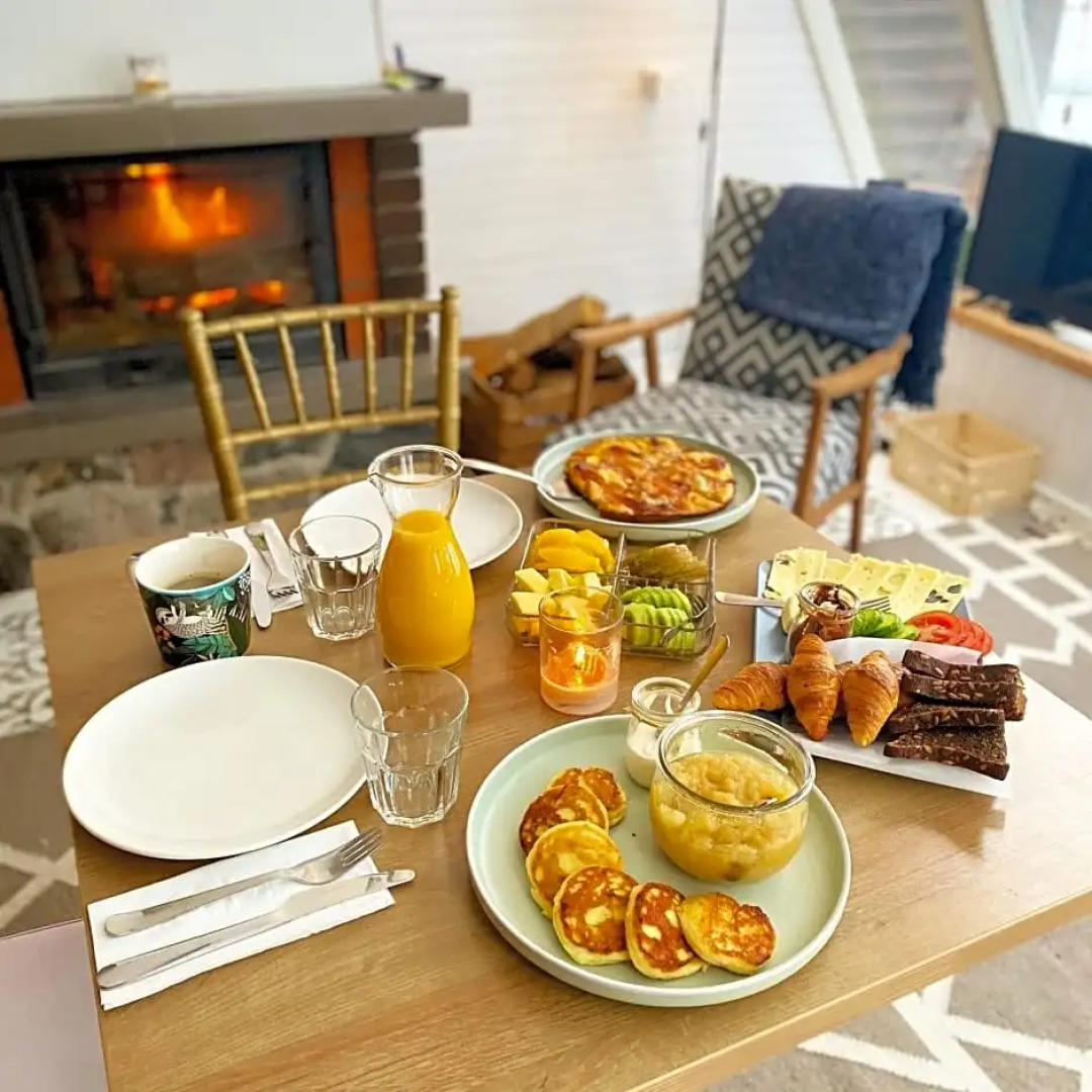 Saarj¿e puhkemaja tuba koos hommikus¿¿giga