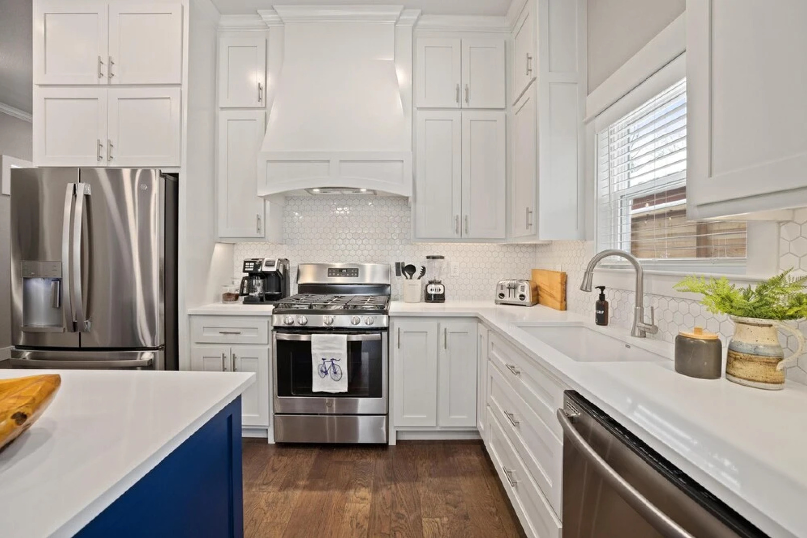 Big Blue on Main-hot Tub-less Than 1 Mi to Square