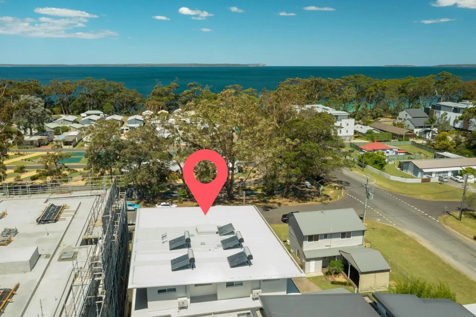 Large Outdoor Entertaining with Outdoor Kitchen and a 2 Minute Walk to Huskisson Beach