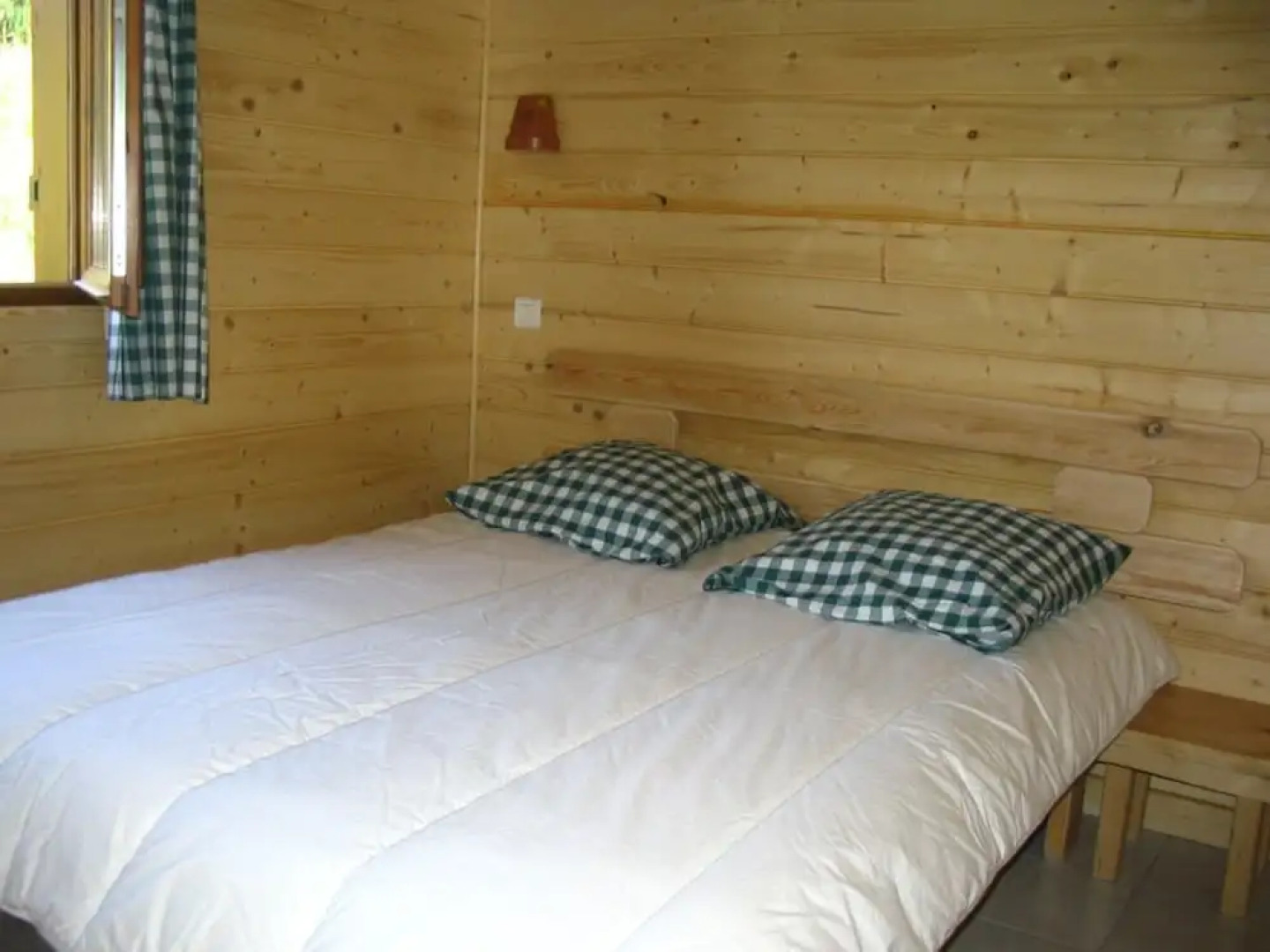 Wooden Chalet Close to Lake