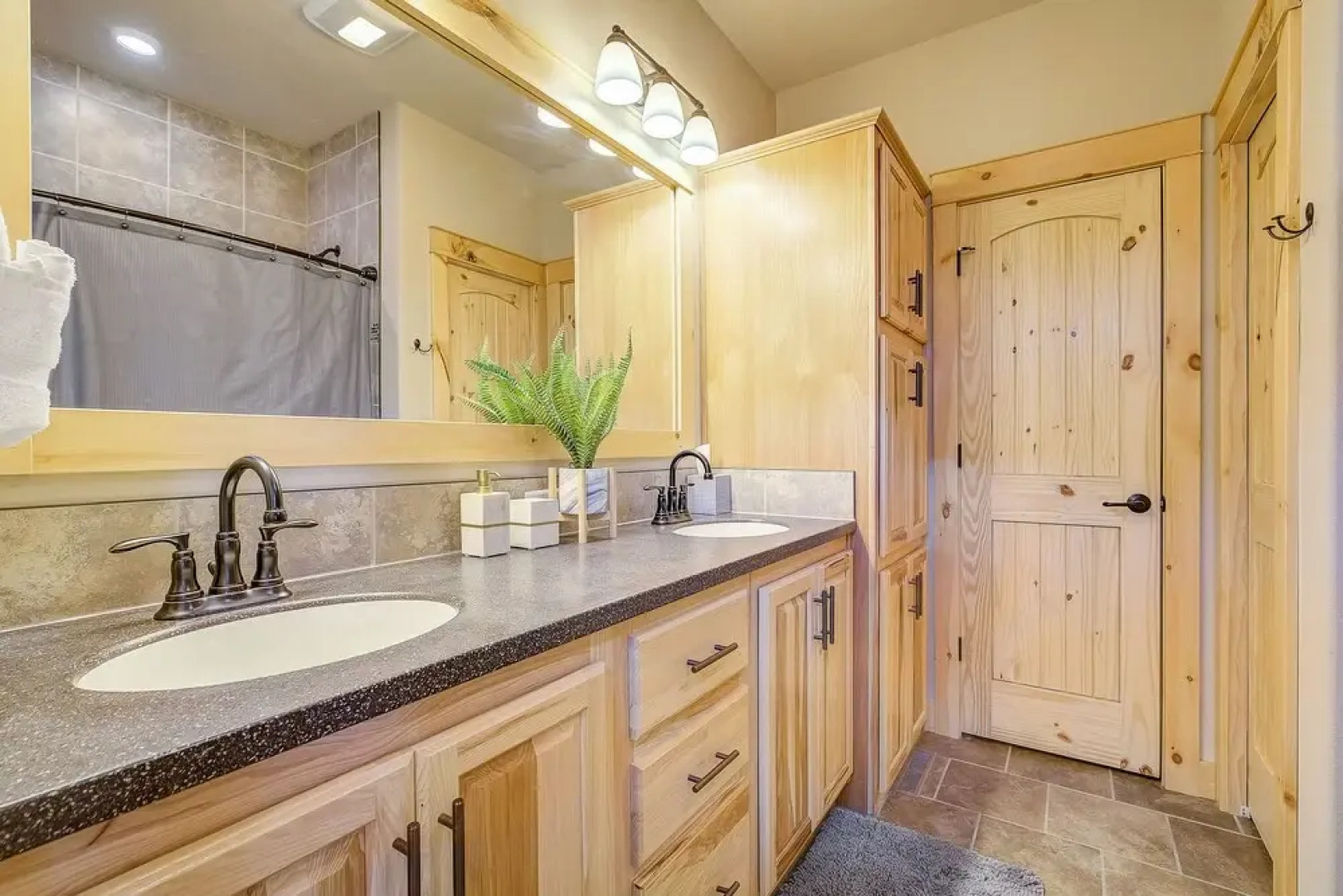 Modern Mountain Home Near Fraser River