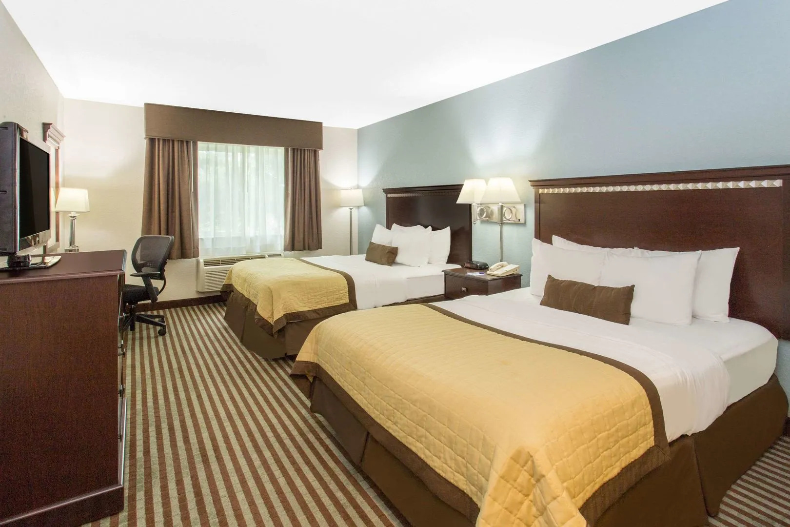 Clarion Pointe Mattoon near University