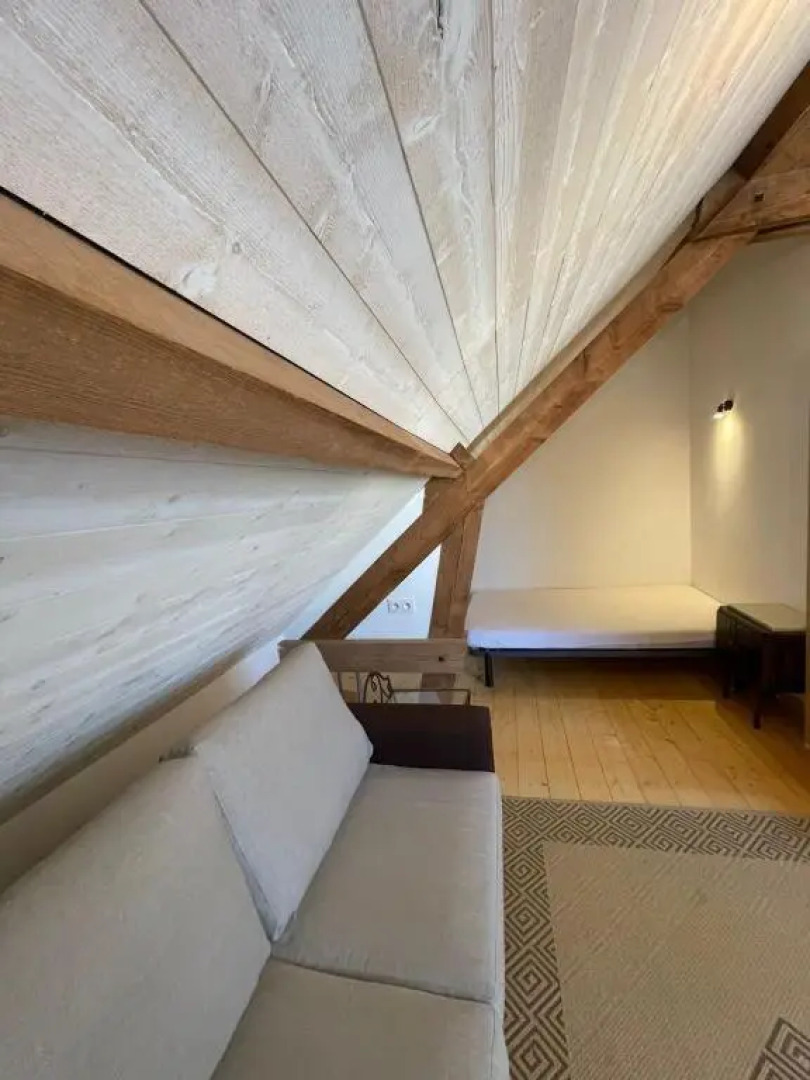 B&B Jacuzzi, Pool, Sauna, Steam Room, and Gym 100 meters away