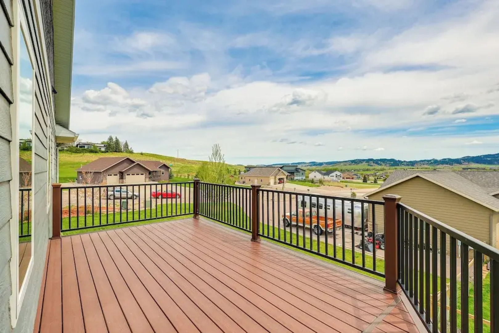 Spearfish Retreat w/ Fireplace + Mountain Views!