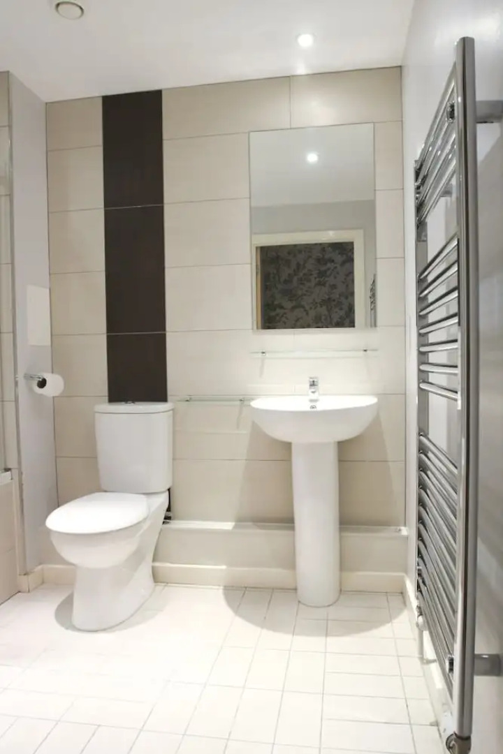 2 Bed Modern Apartment-Wilmington Close