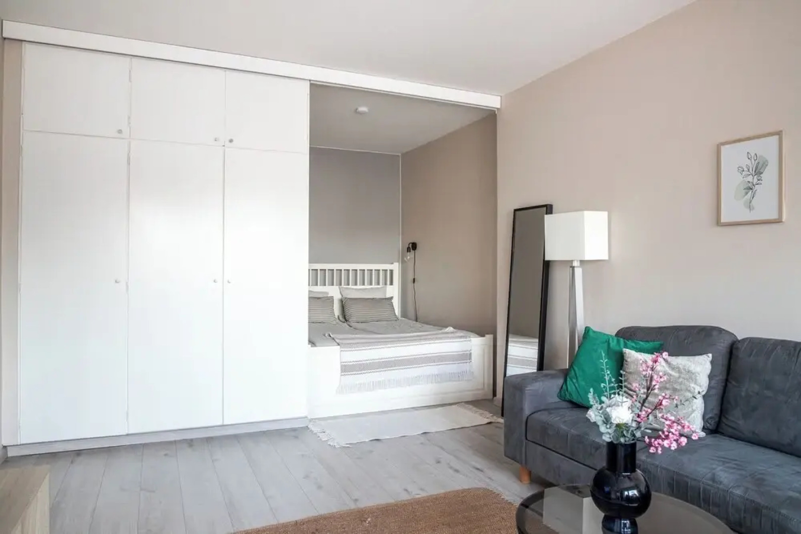 Bright & Cozy, Renovated Studio in the Center