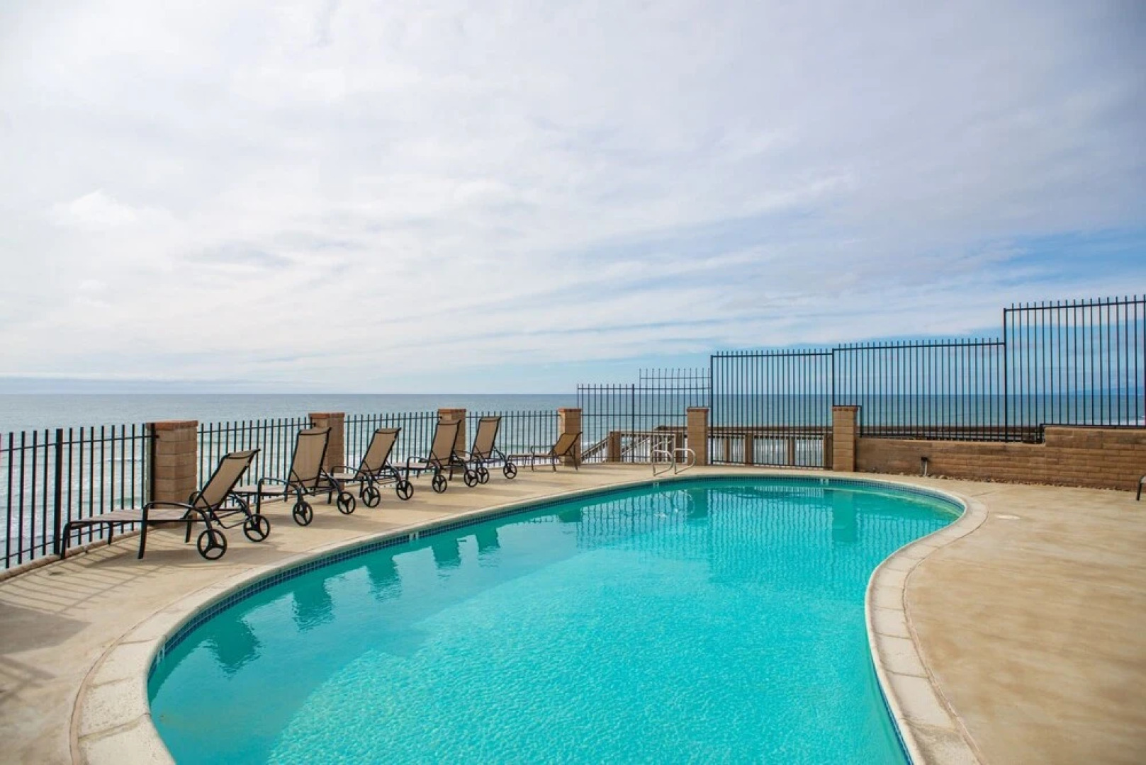 Oceanfront 1 bedroom, Pool, Spa, Beach Access by RedAwning