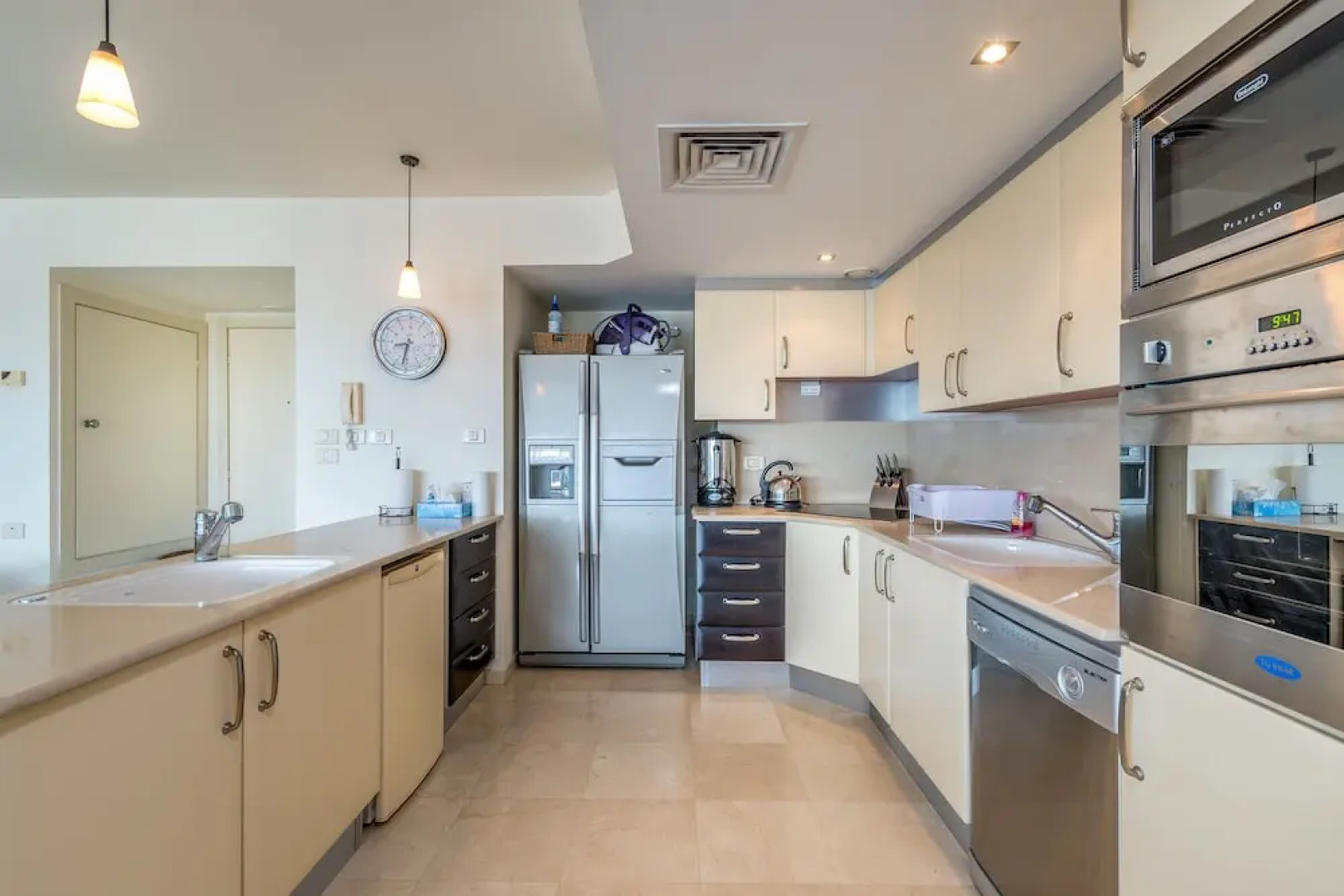 Beach Front By Ritz Hotel Pool Parking