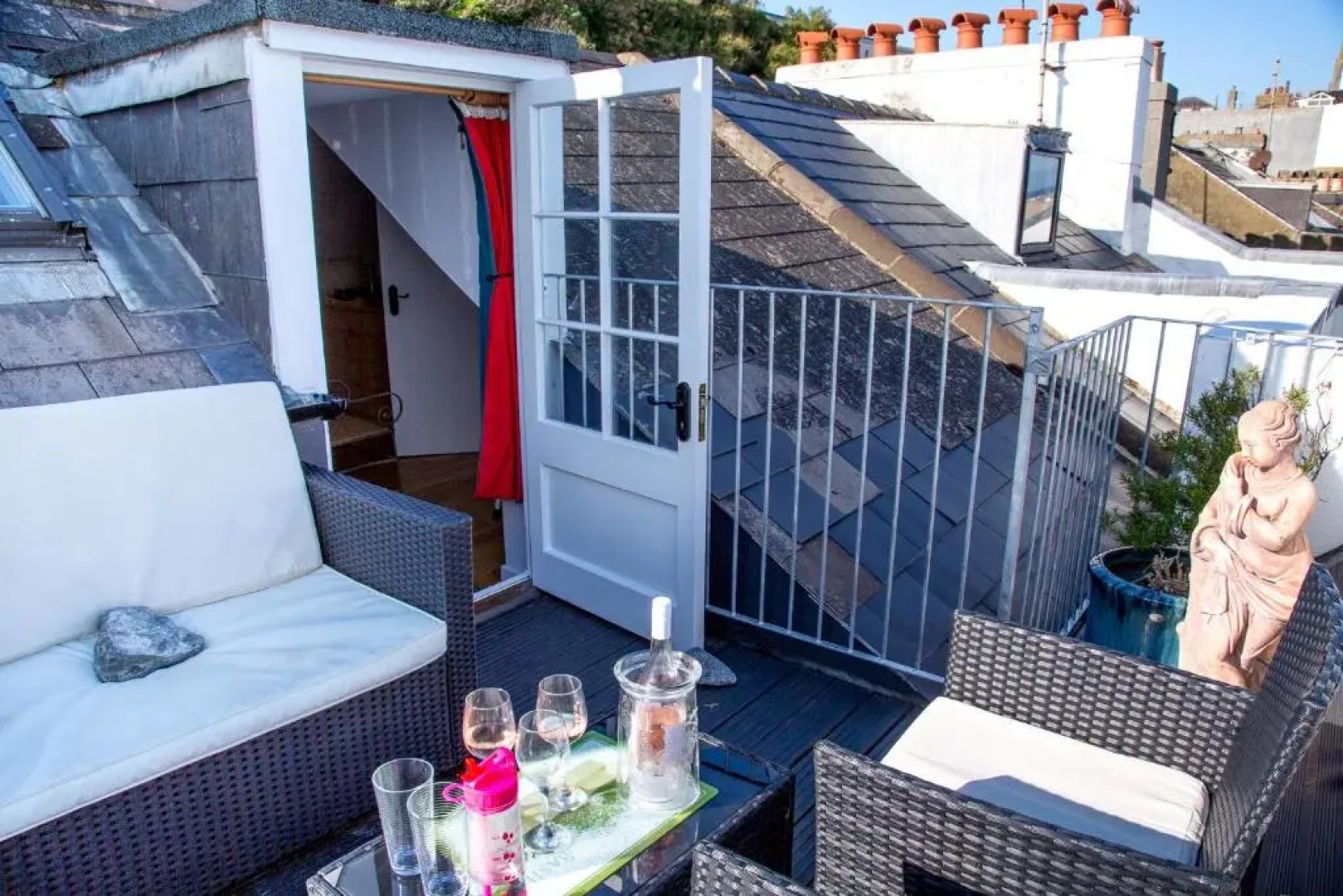 Seagulls Nest Beachfront Apartment With 3 Bedrooms