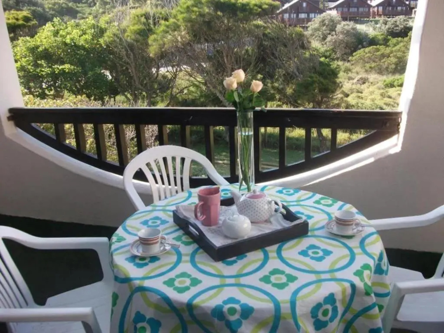 Grand Yellow Apartment