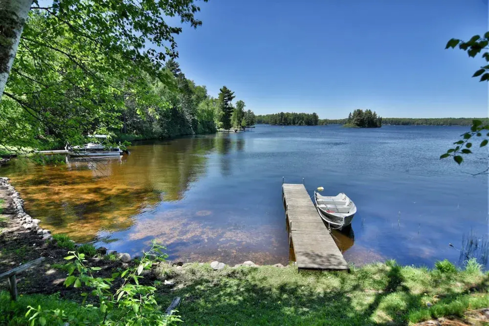 Butler's Bay Teal Lake 4 Bedroom Hotel Room by RedAwning