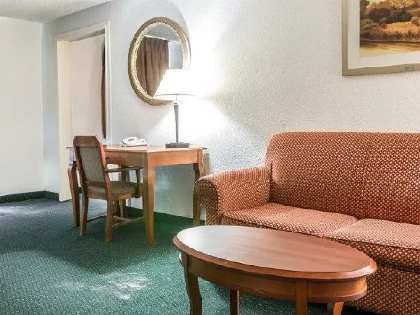 Econo Lodge Inn & Suites