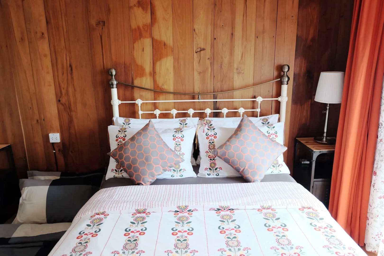 Rimrabeang Amphawa Cafe and Suite