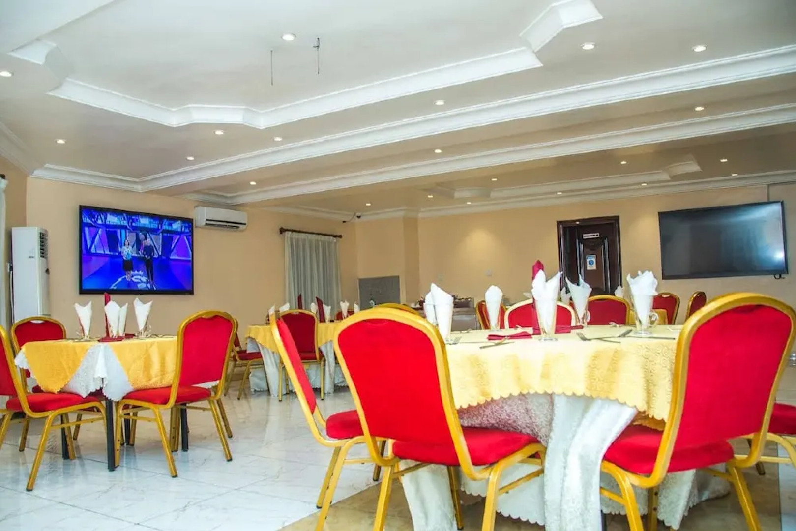 Royal Crest Hotel & Suites