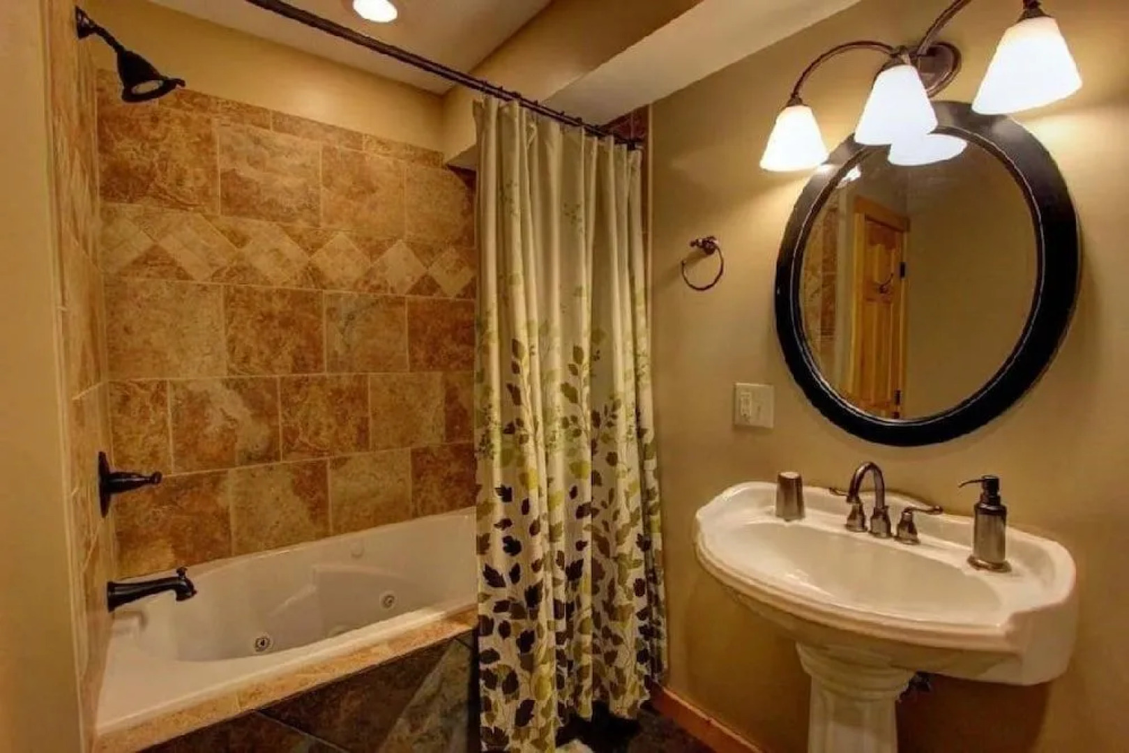 Bearmont Lodge 4 Bedroom Cabin by RedAwning